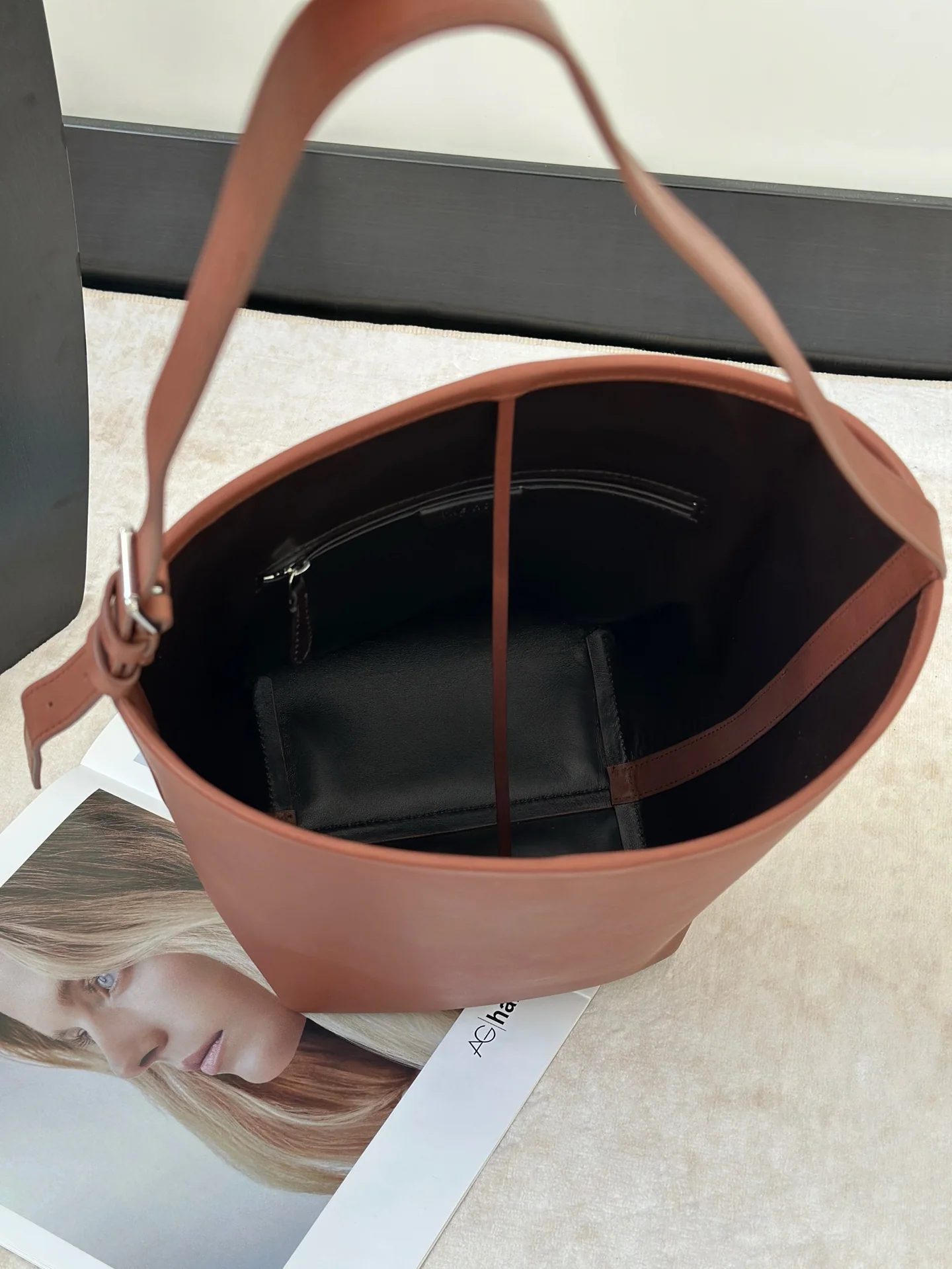 더로우 새들 가죽 버킷백 상세 이미지 9