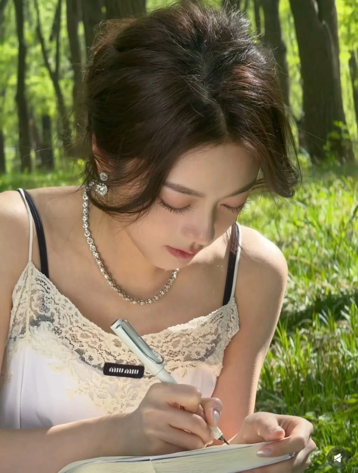 미우미우 화이트 에나멜 레터 크리스탈 귀걸이 상세 이미지 4