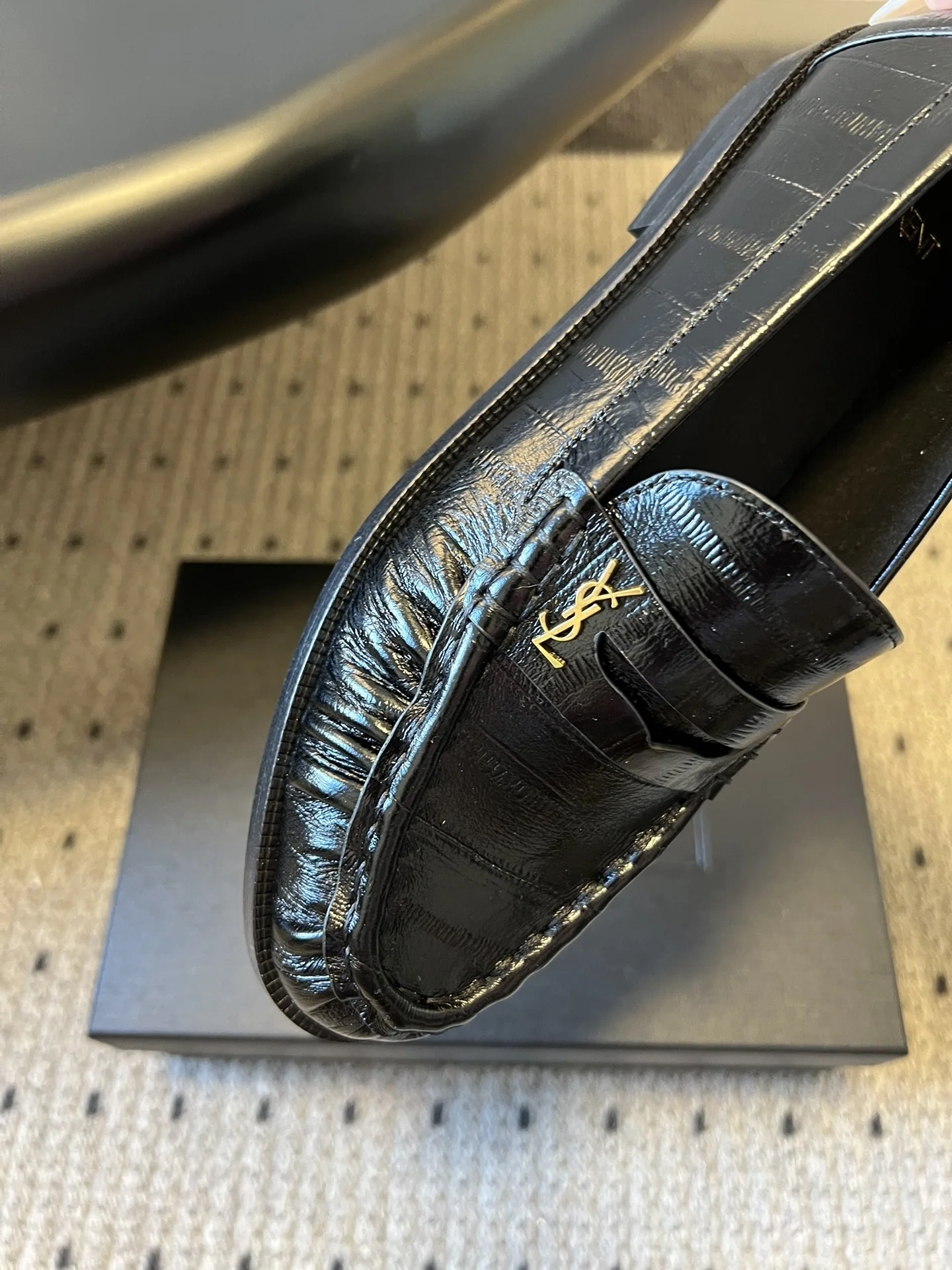 생로랑 메탈릭 YSL 로고 에나멜 로퍼 9380 상세 이미지 9