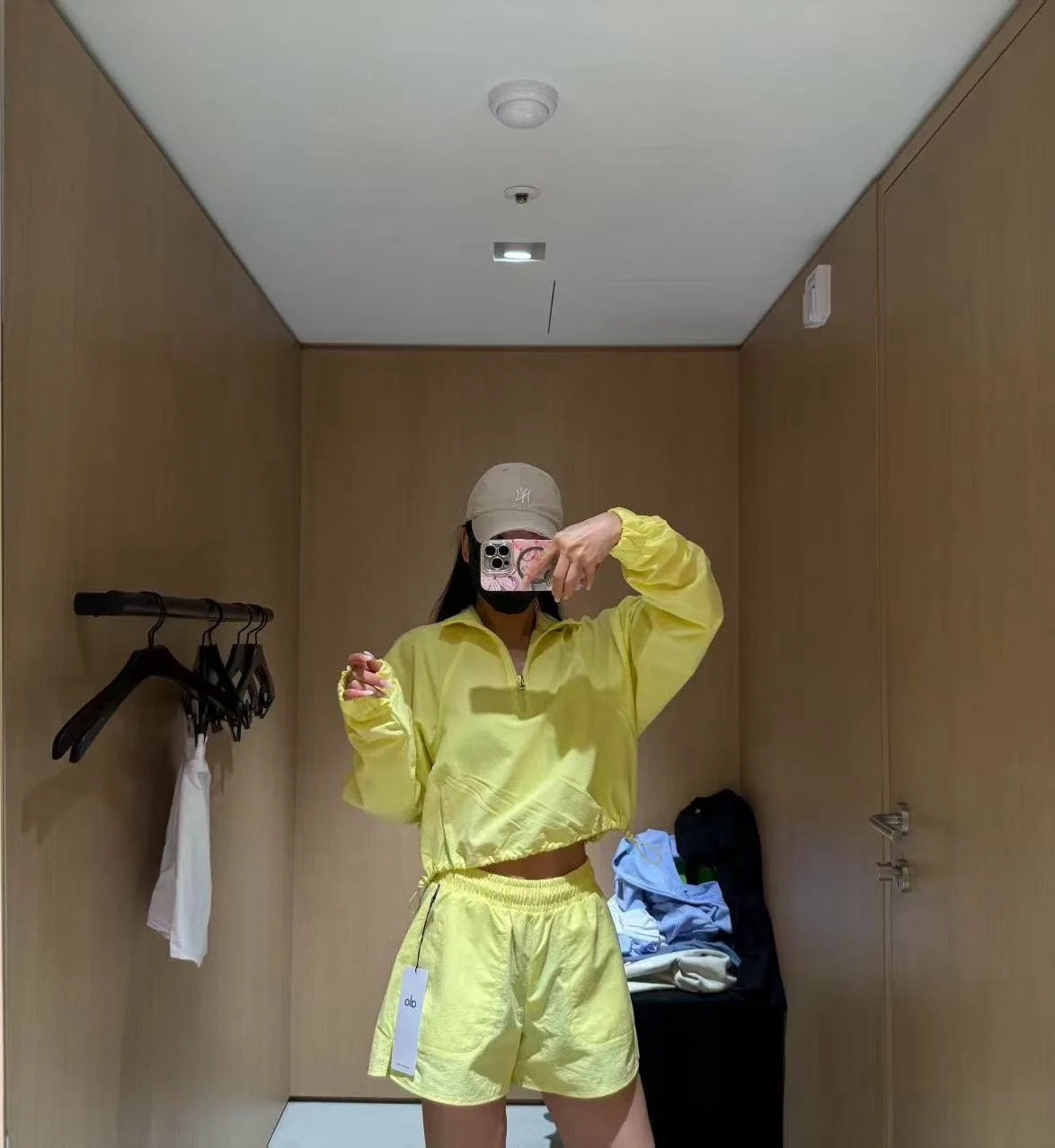 알로 아이스 실크 옐로우 집업 풀오버 반바지 세트 상세 이미지 9