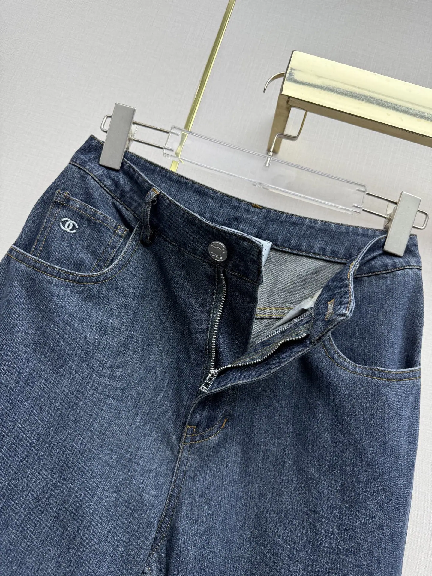 샤넬 더블 C 배지 스트레이트 레그 여성 바지 상세 이미지 5