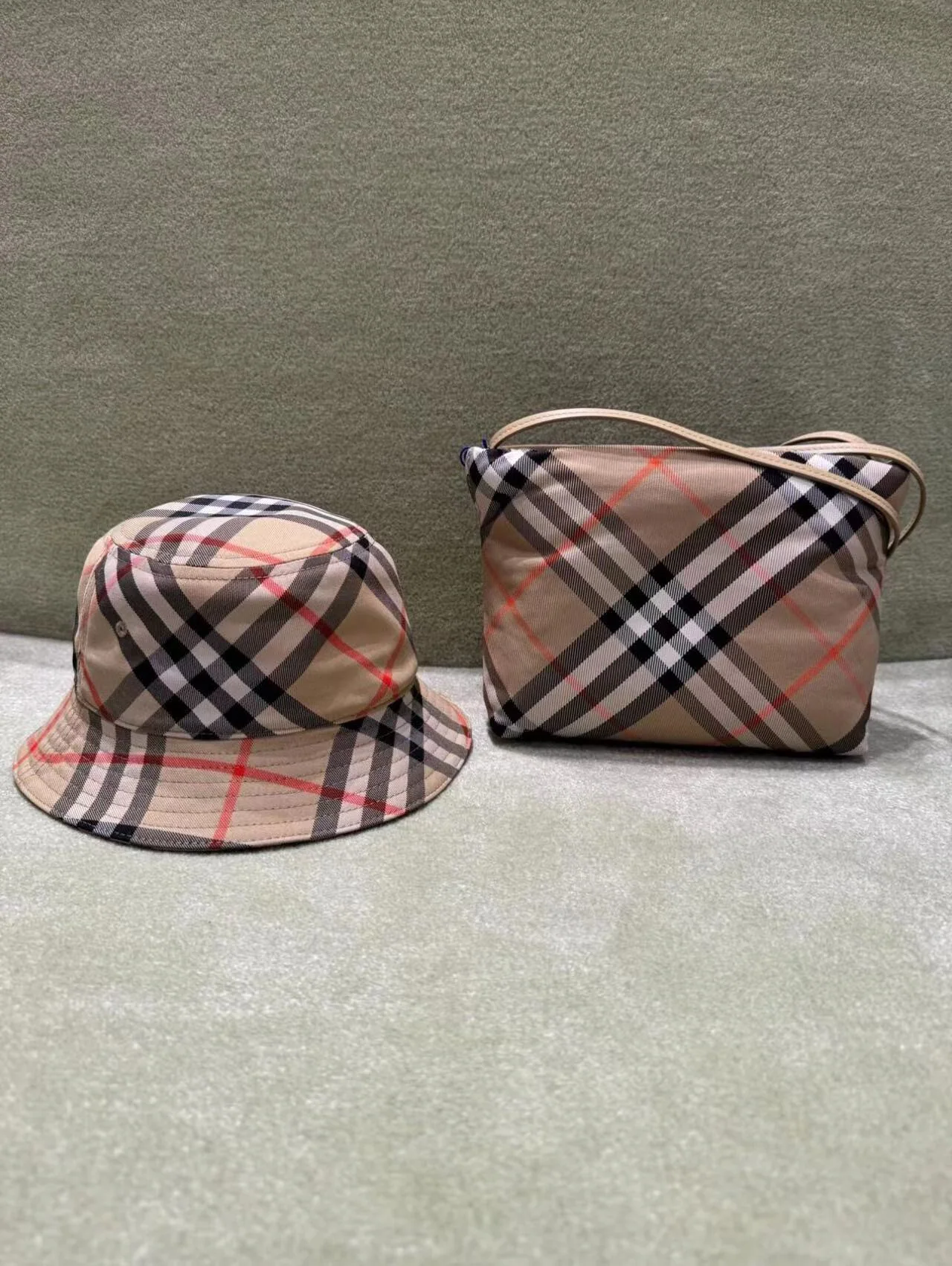 버버리 가방 상세 이미지 4