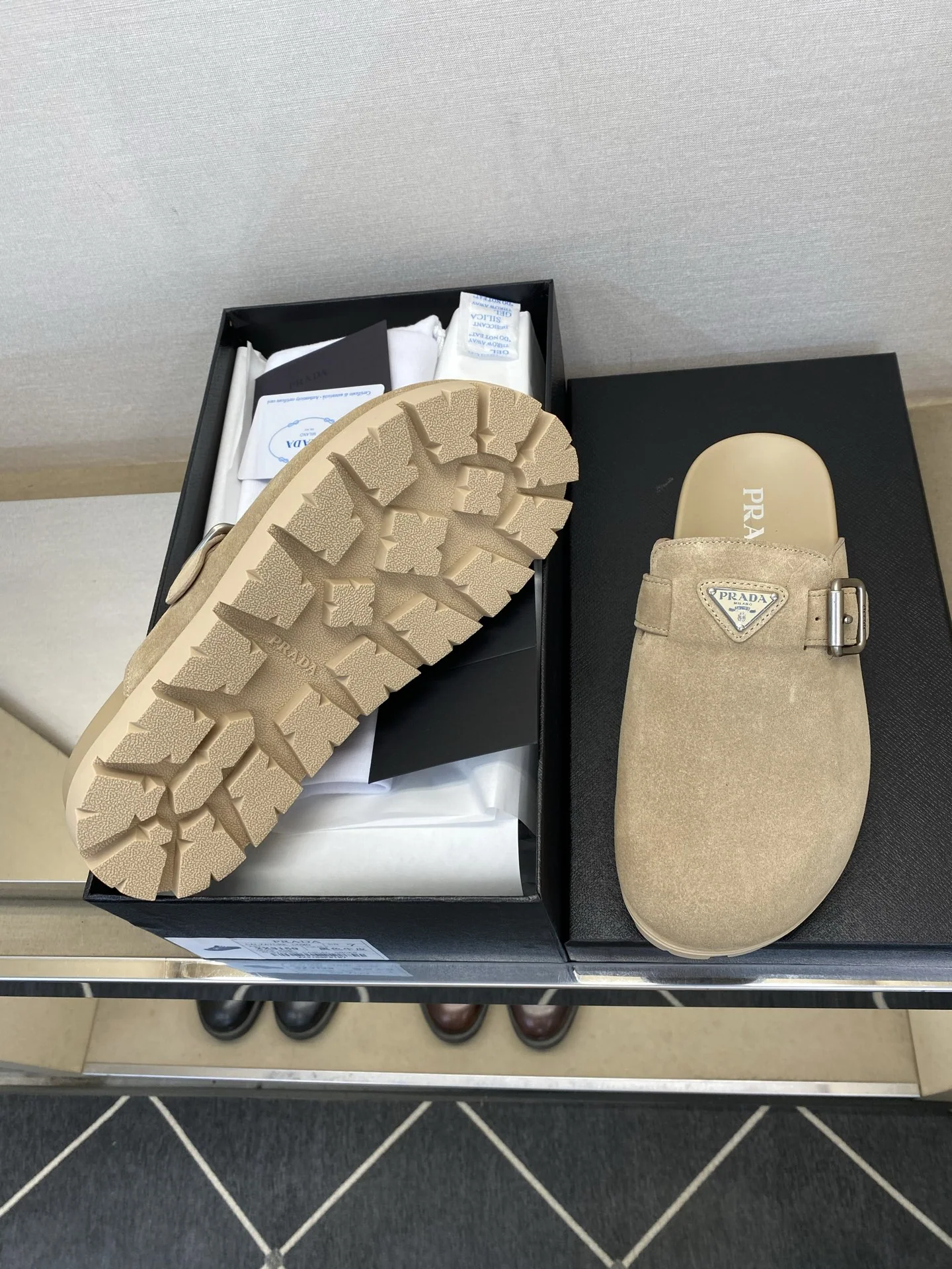 프라다 가죽 남성 뮬 상세 이미지 9