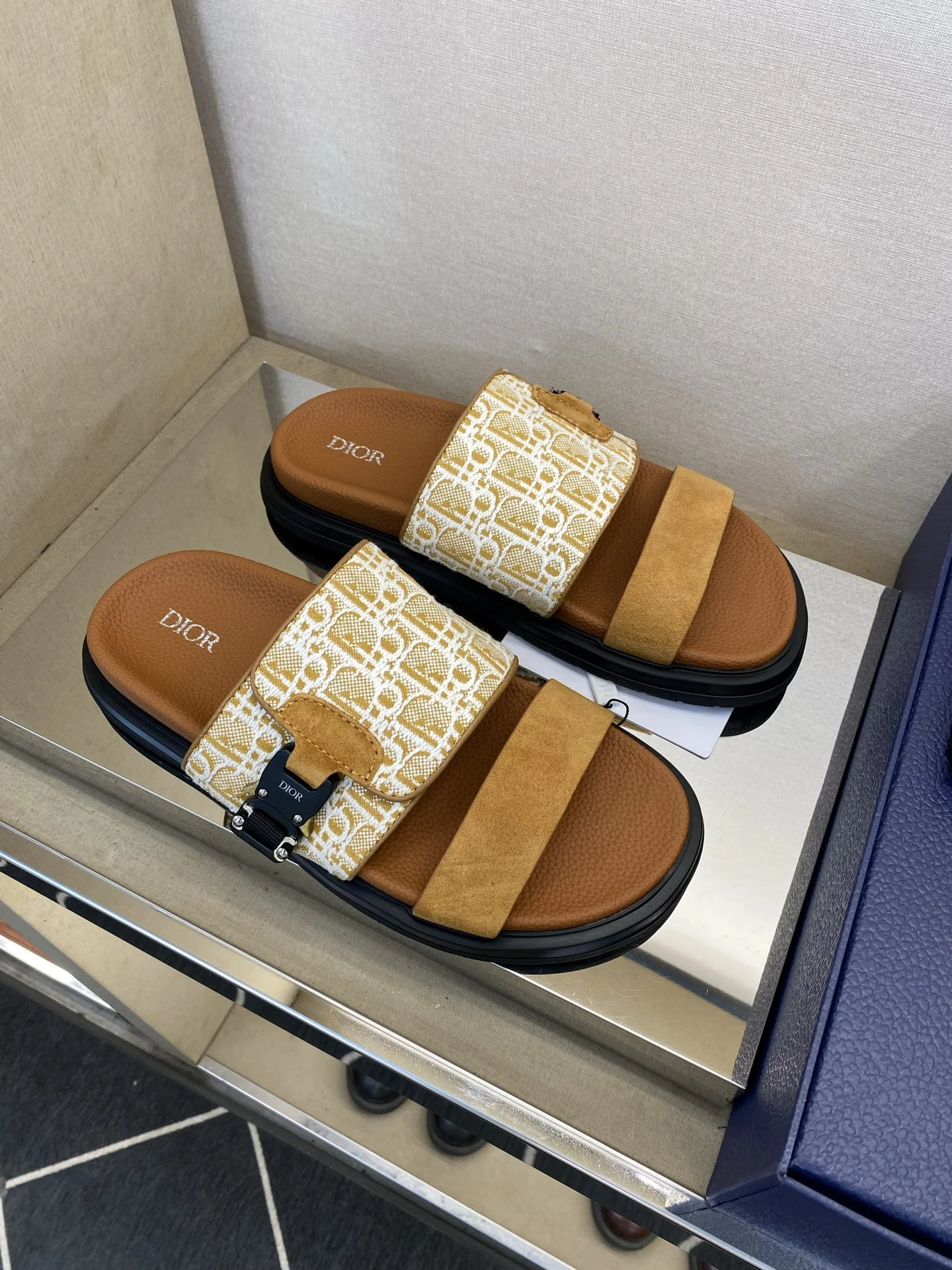 디올 자수 캔버스 버클 남성 슬리퍼 상세 이미지 3