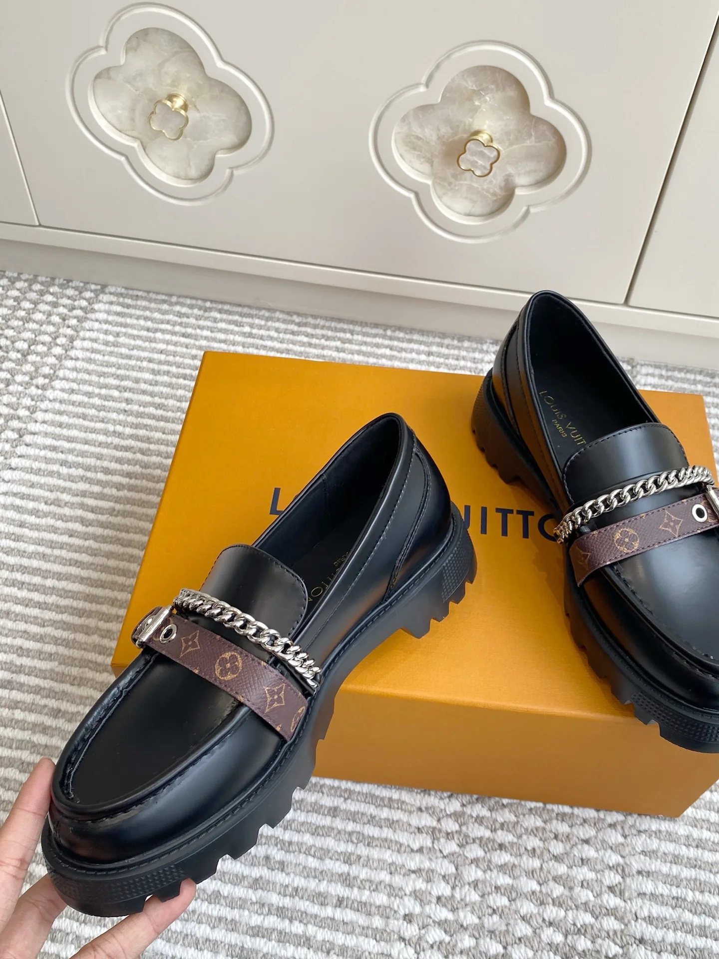 루이비통 디스트릭트 체인 플랫폼 메리제인 로퍼 상세 이미지 3