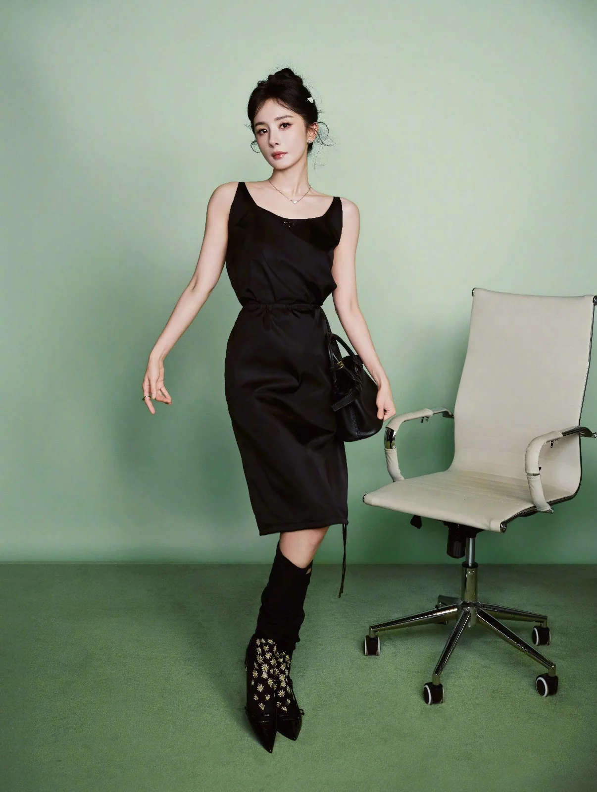 프라다 리사이클 나일론 U넥 베스트 원피스 상세 이미지 3