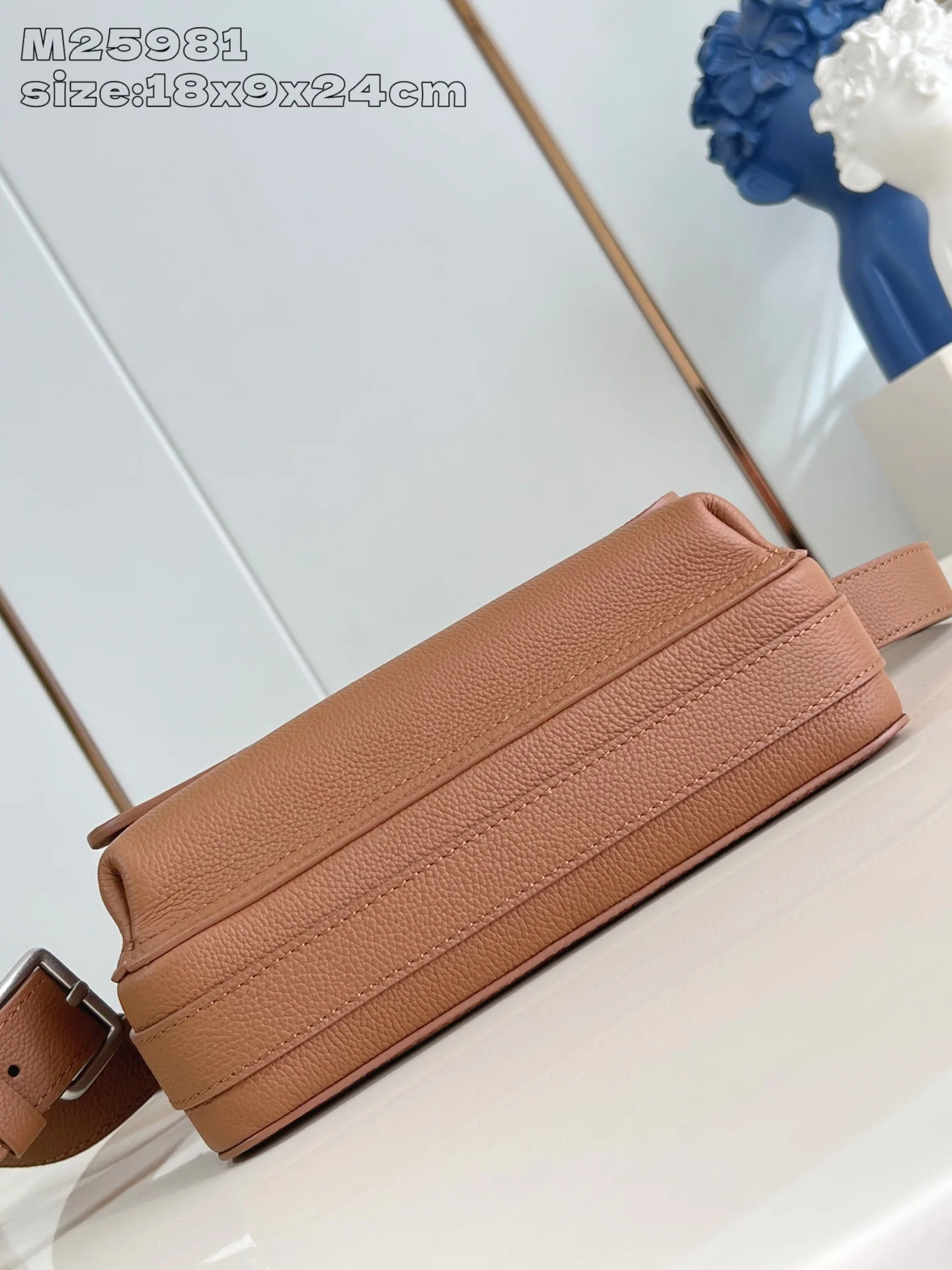 루이비통 M25981 보딩 메신저백 상세 이미지 5