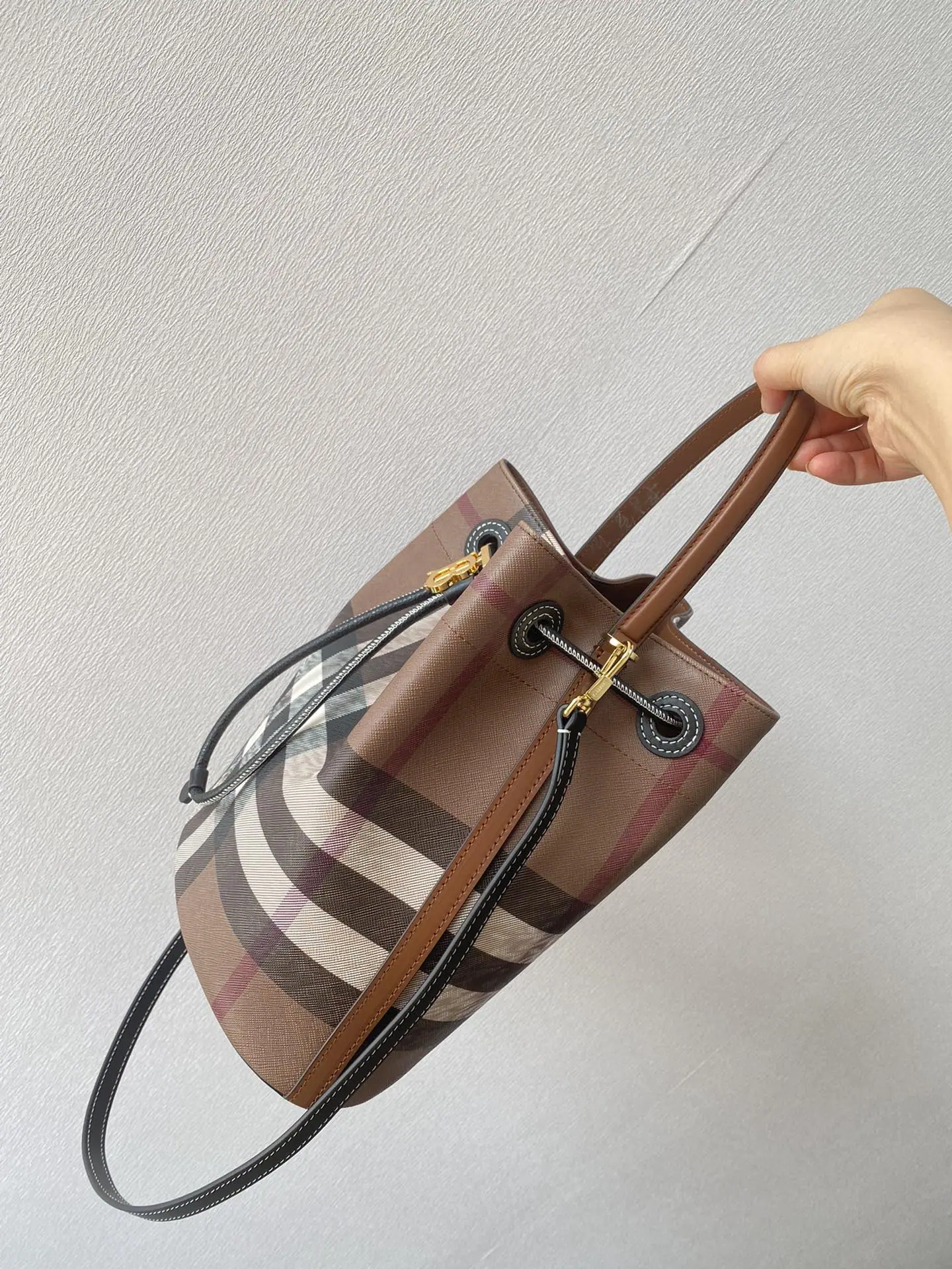 버버리 버치우드 브라운 버킷백 상세 이미지 3