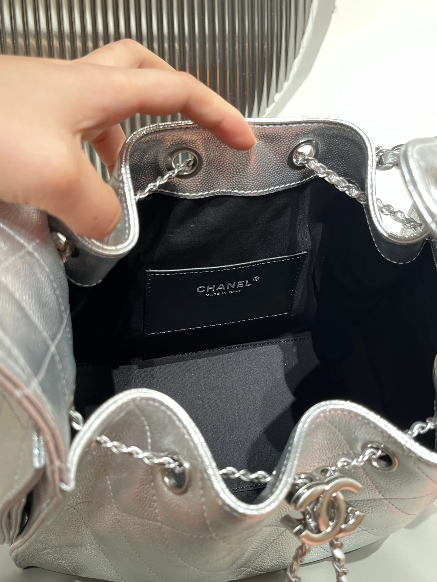 샤넬 은색 물고기알 가죽 소형 가방 상세 이미지 6