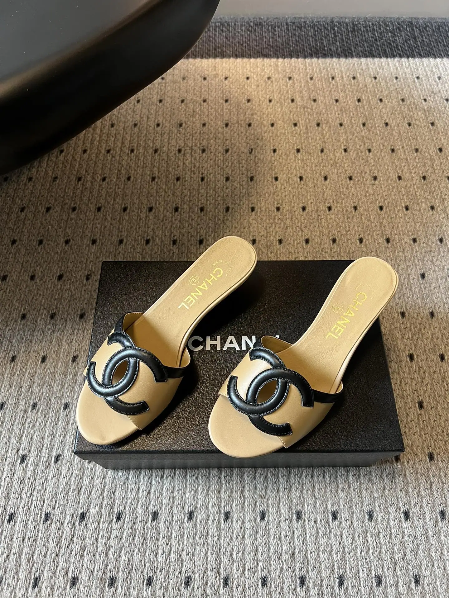 샤넬 더블 C 버클 스틸레토 힐 슬라이더 상세 이미지 2