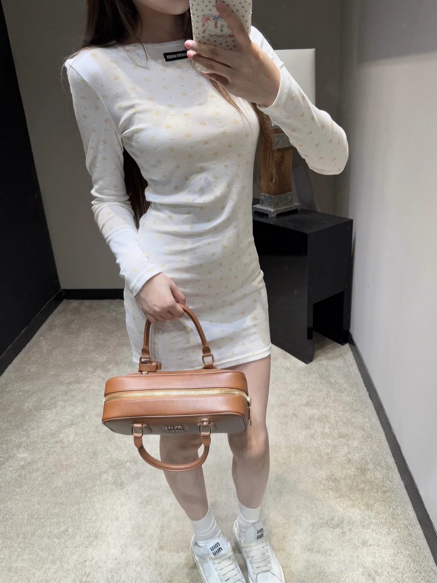 미우미우 레이스 카라 플라워 자수 롱 슬림 티셔츠 원피스 2026 SS 상세 이미지 8