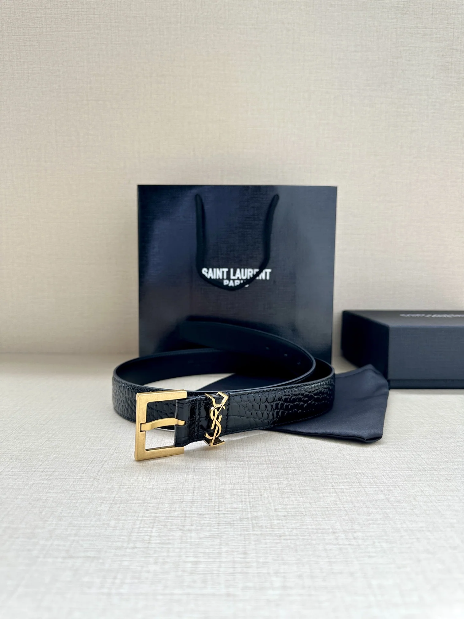 생로랑 YSL 모노그램 크로커다일 엠보싱 가죽 스퀘어 버클 벨트 상세 이미지 2