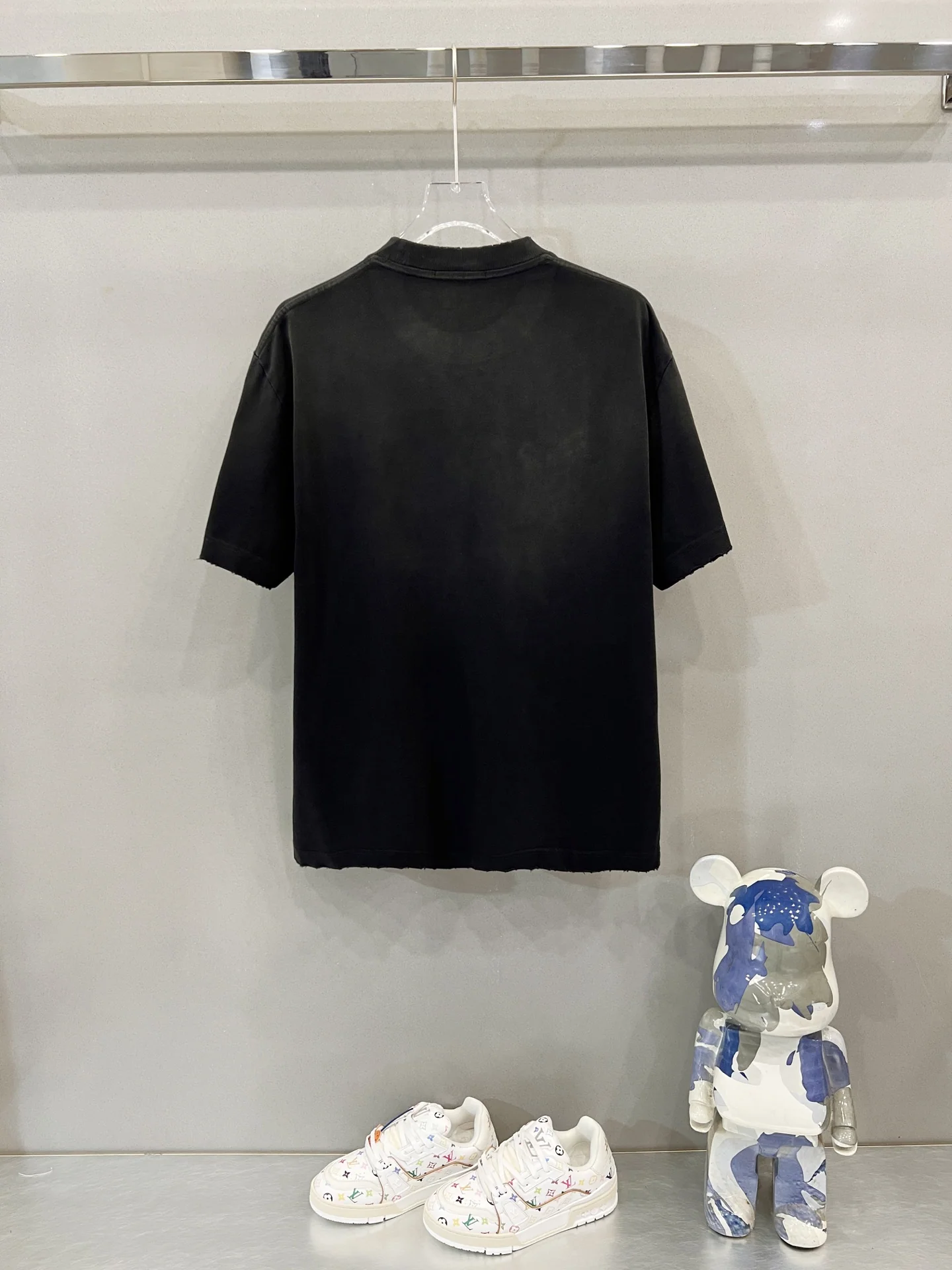발렌티노 플로킹 로고 워시드 크루넥 반팔 티셔츠 상세 이미지 2