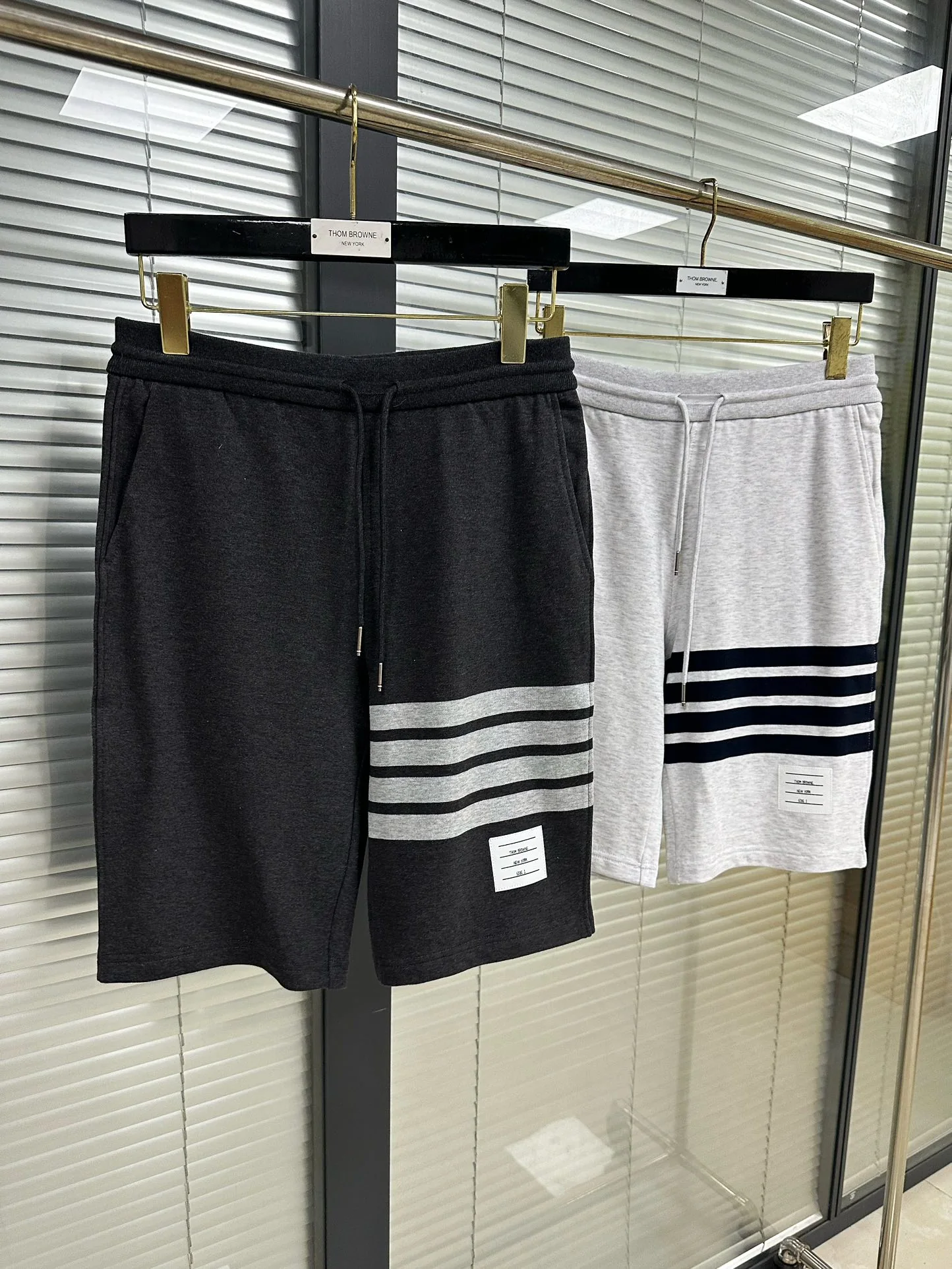 톰브라운 24 SS 화이트 그레이 4 바 스트라이프 면 반바지 상세 이미지 2