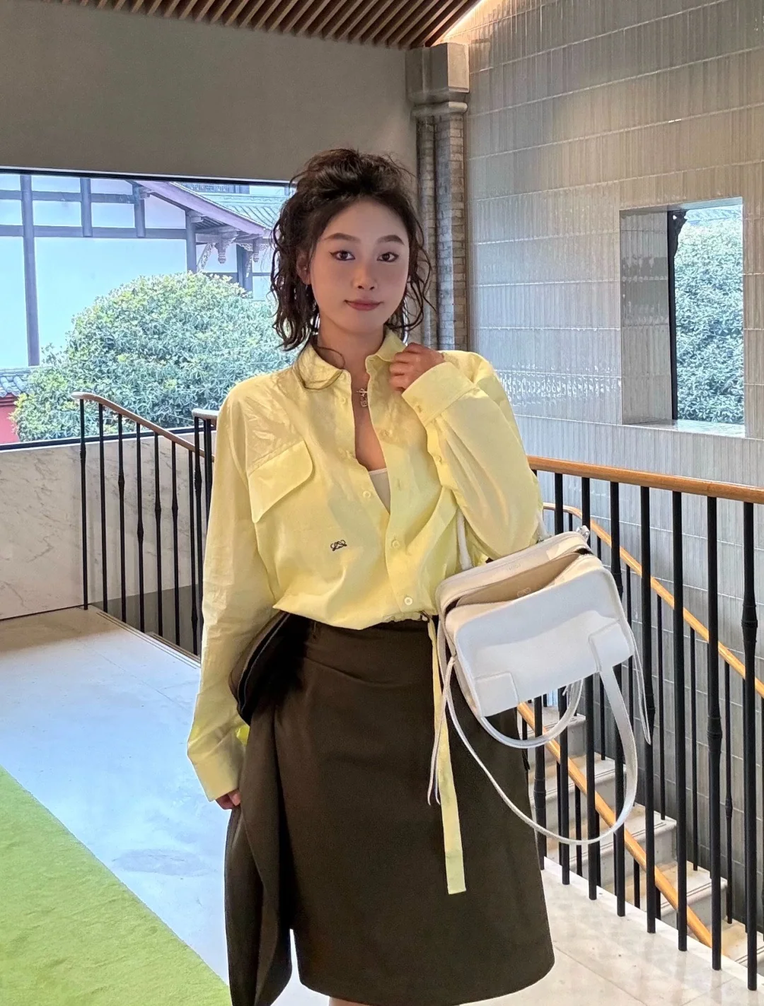 로에베 오리브 그린 이레귤러 미디 스커트 상세 이미지 5