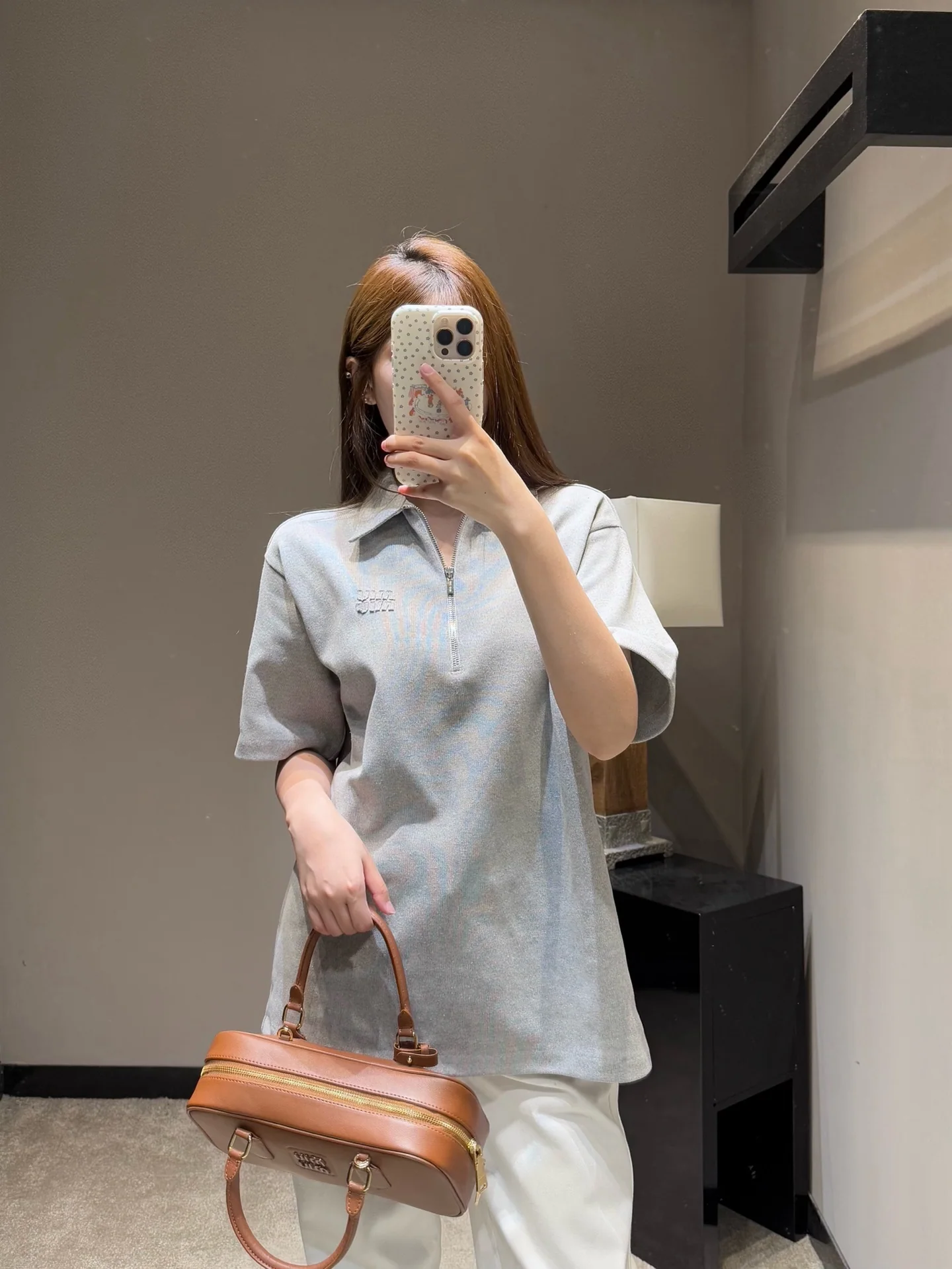 미우미우 그레이 엠보 로고 반팔 폴로셔츠 상세 이미지 1