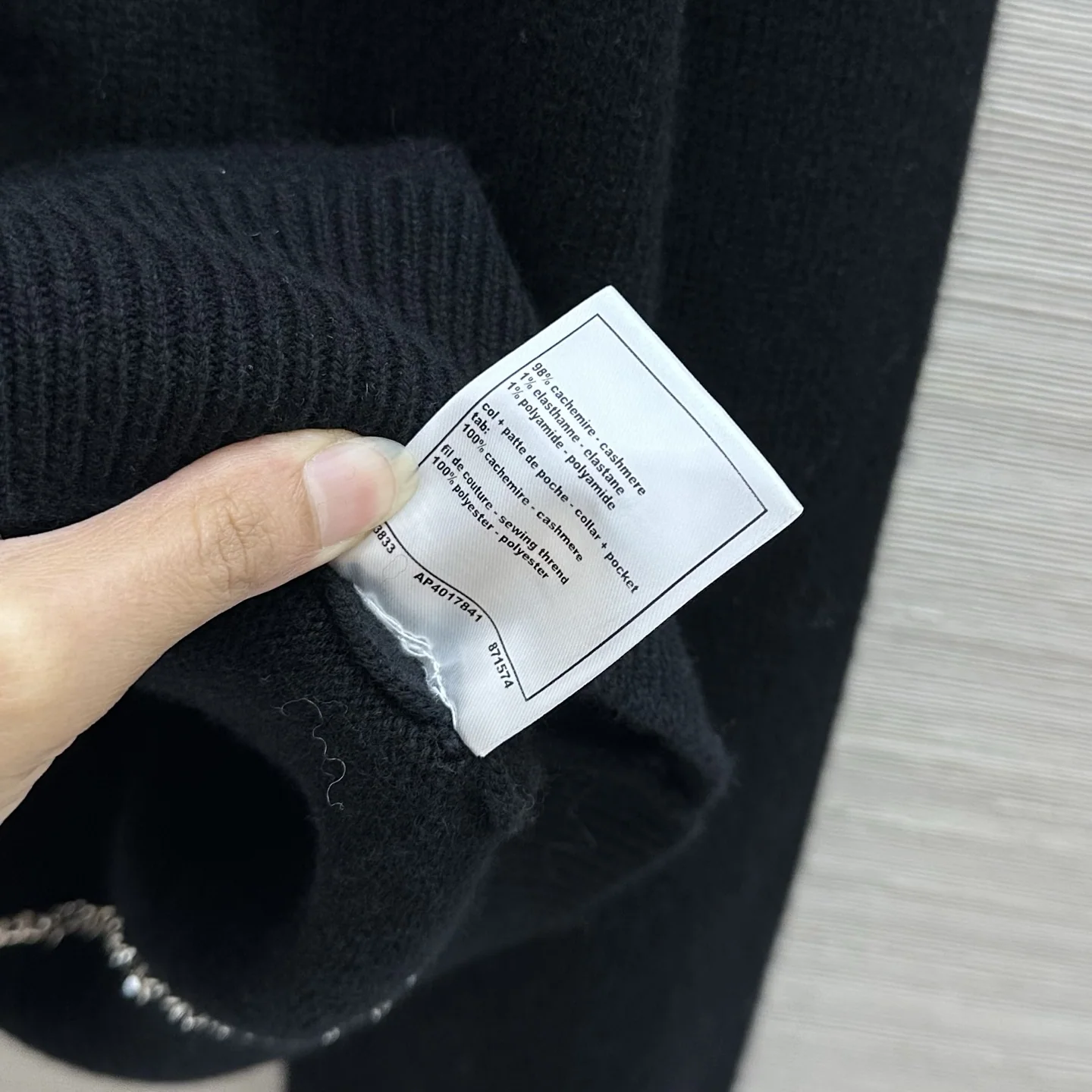 샤넬 골드 버튼 캐시미어 라운드넥 여성 가디건 상세 이미지 9