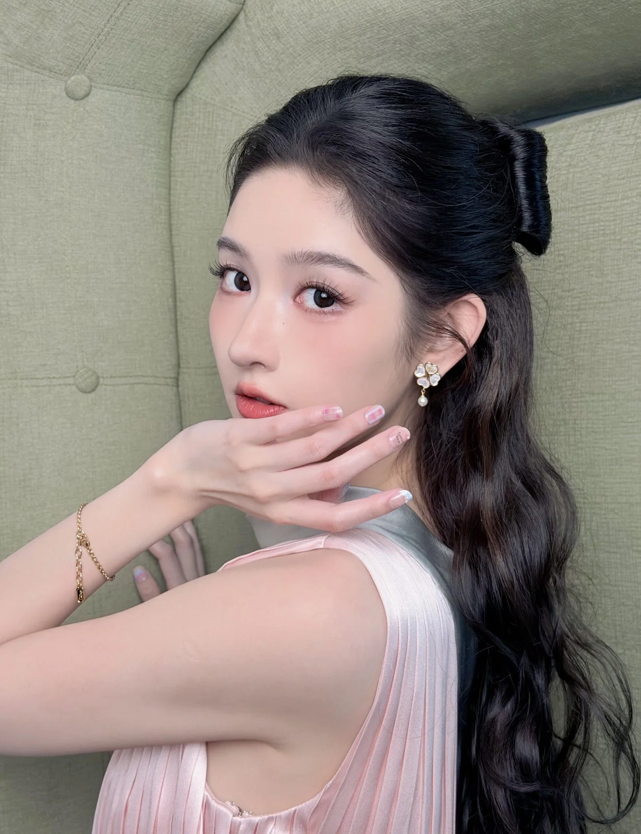디올 화이트클로버 비대칭 진주 귀걸이 상세 이미지 6