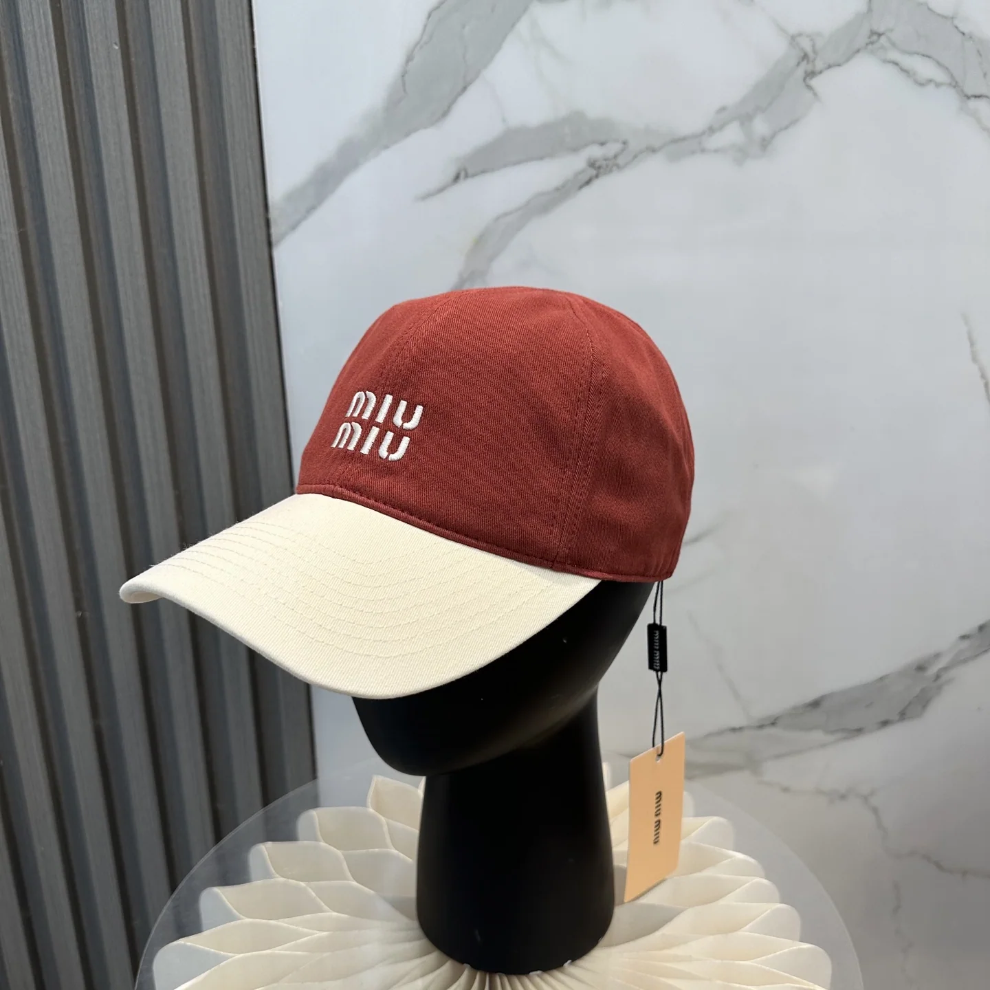미우미우 컬러 블록 자수 베이스볼 모자 118993