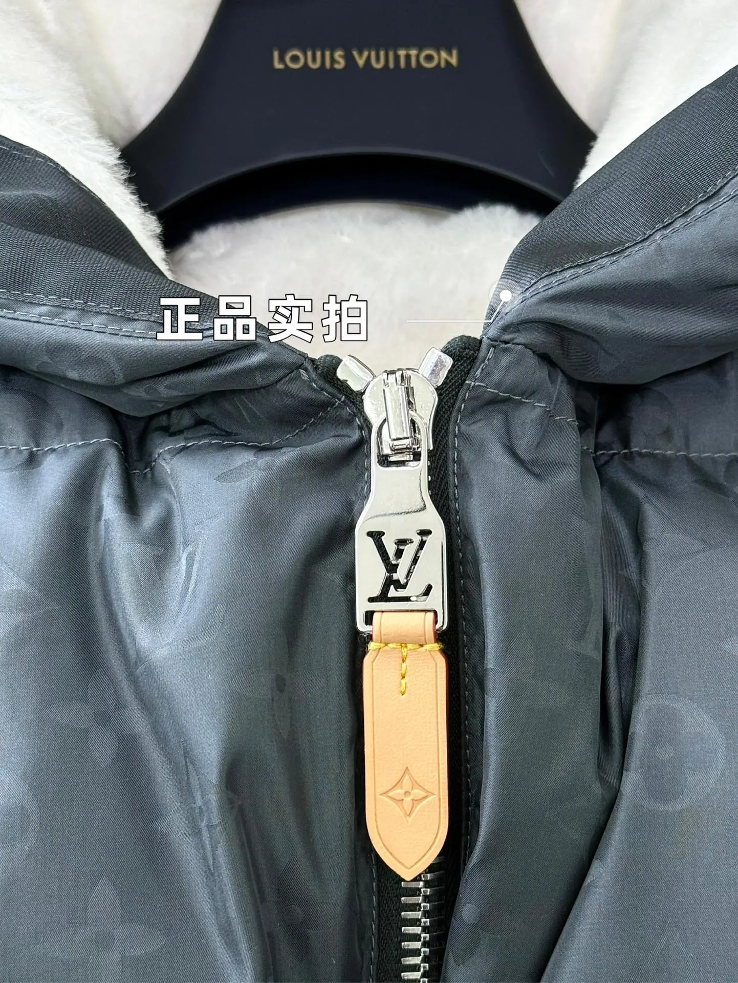 루이비통 전면 프린트 남성 패딩 상세 이미지 4