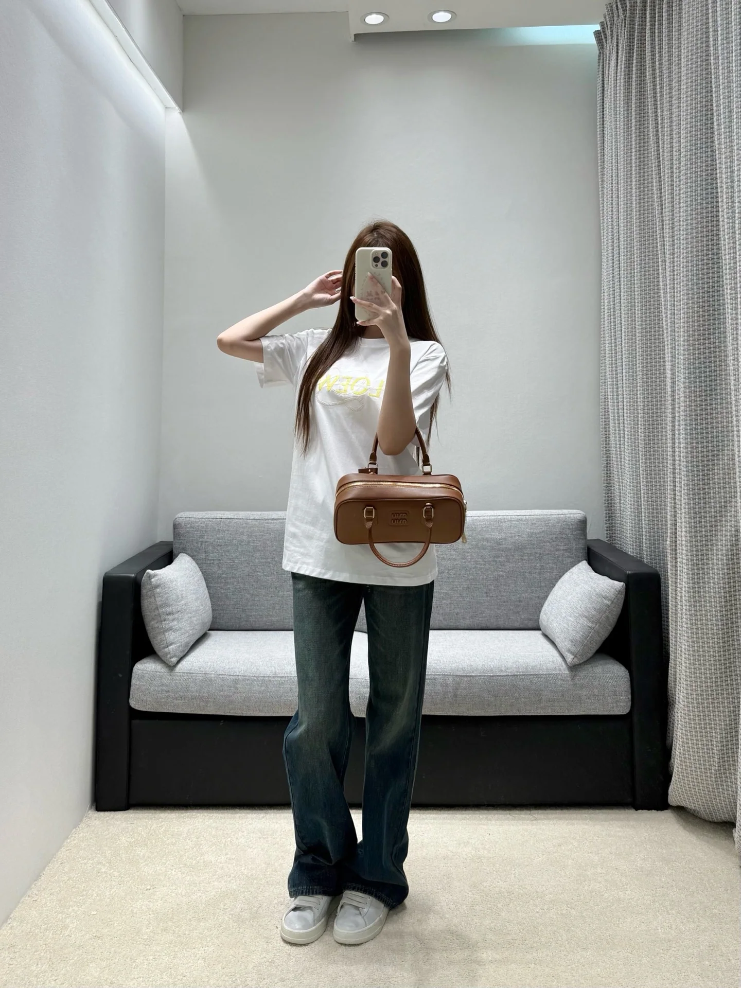 로에베 드롭 숄더 자수 로고 여성 반팔 티셔츠 상세 이미지 4