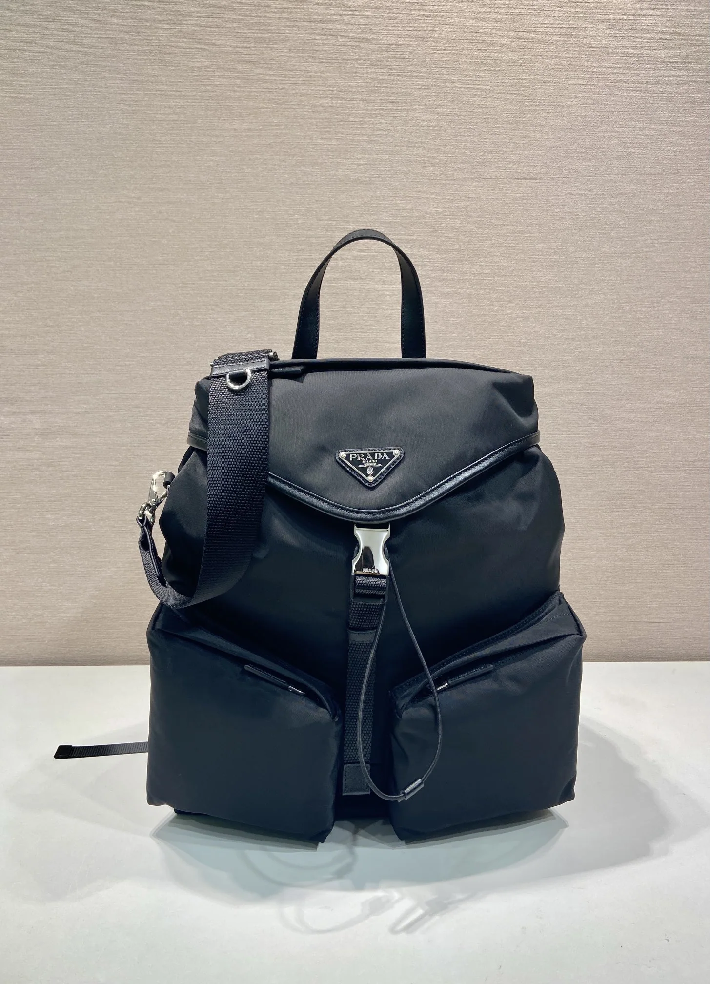 프라다 나일론 스몰 숄더백 2VZ111