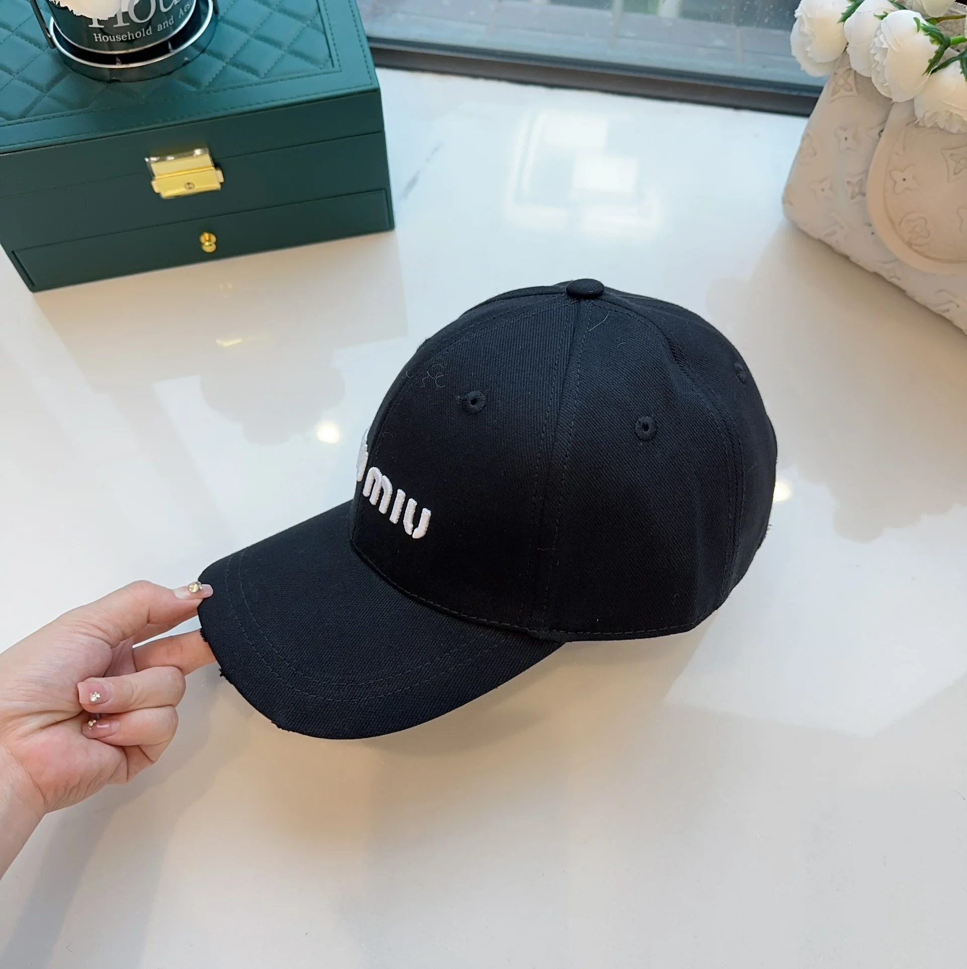 미우미우 모자 81074 Miu Miu Cap 상세 이미지 4