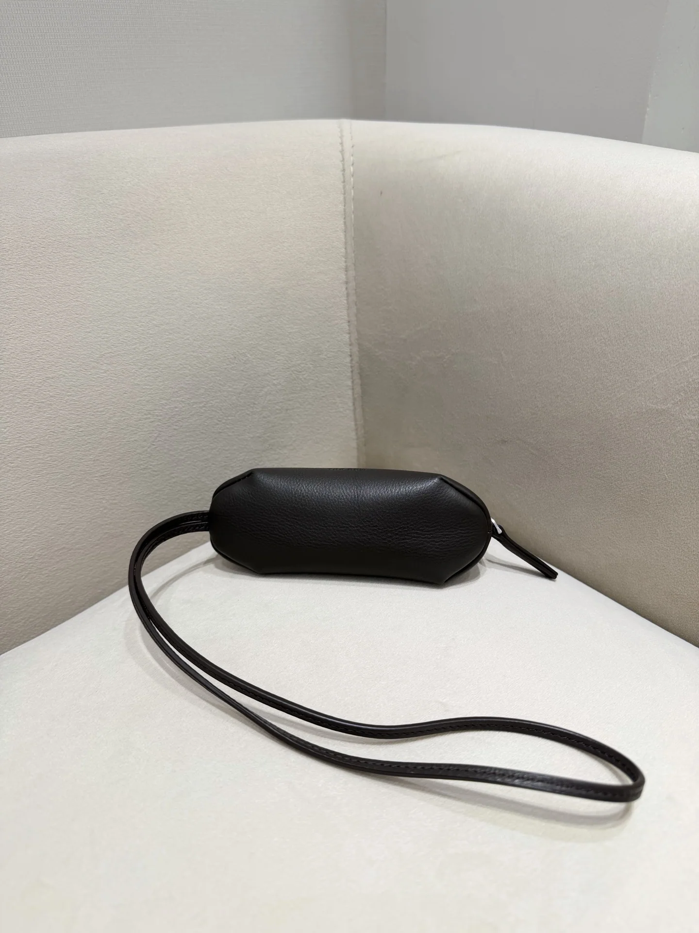 더로우 오웬 파우치 핸드백 상세 이미지 3
