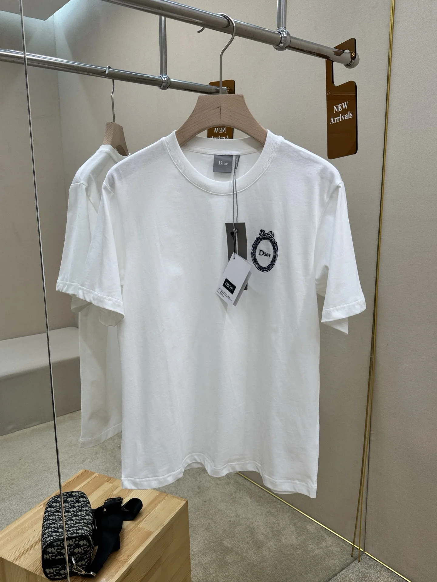 디올 자수 장식 남성 반팔 티셔츠 상세 이미지 3