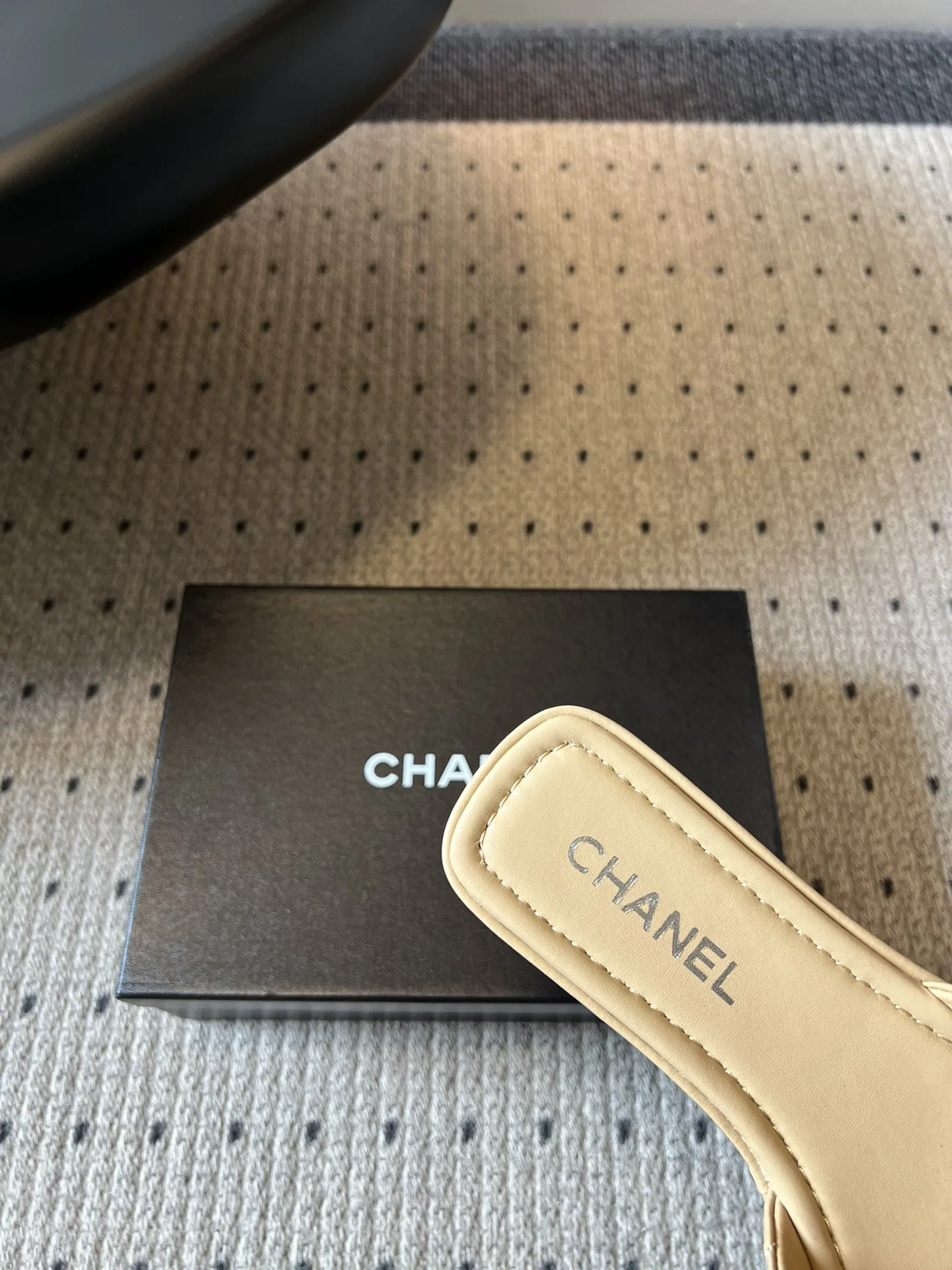 샤넬 다이아몬드 패턴 더블 C 플랫 샌들 상세 이미지 8