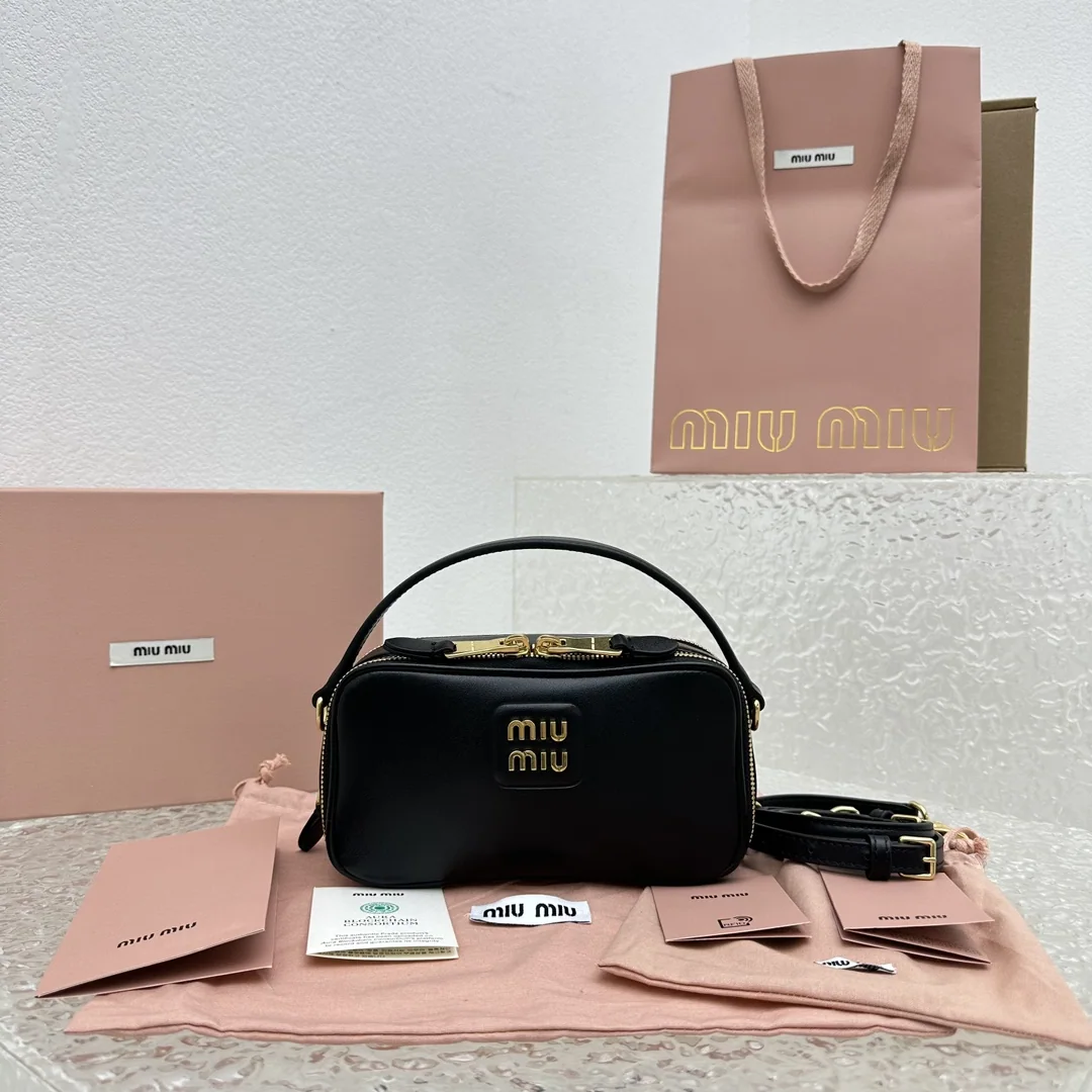 미우미우 블랙 가죽 런치박스 백 68238
