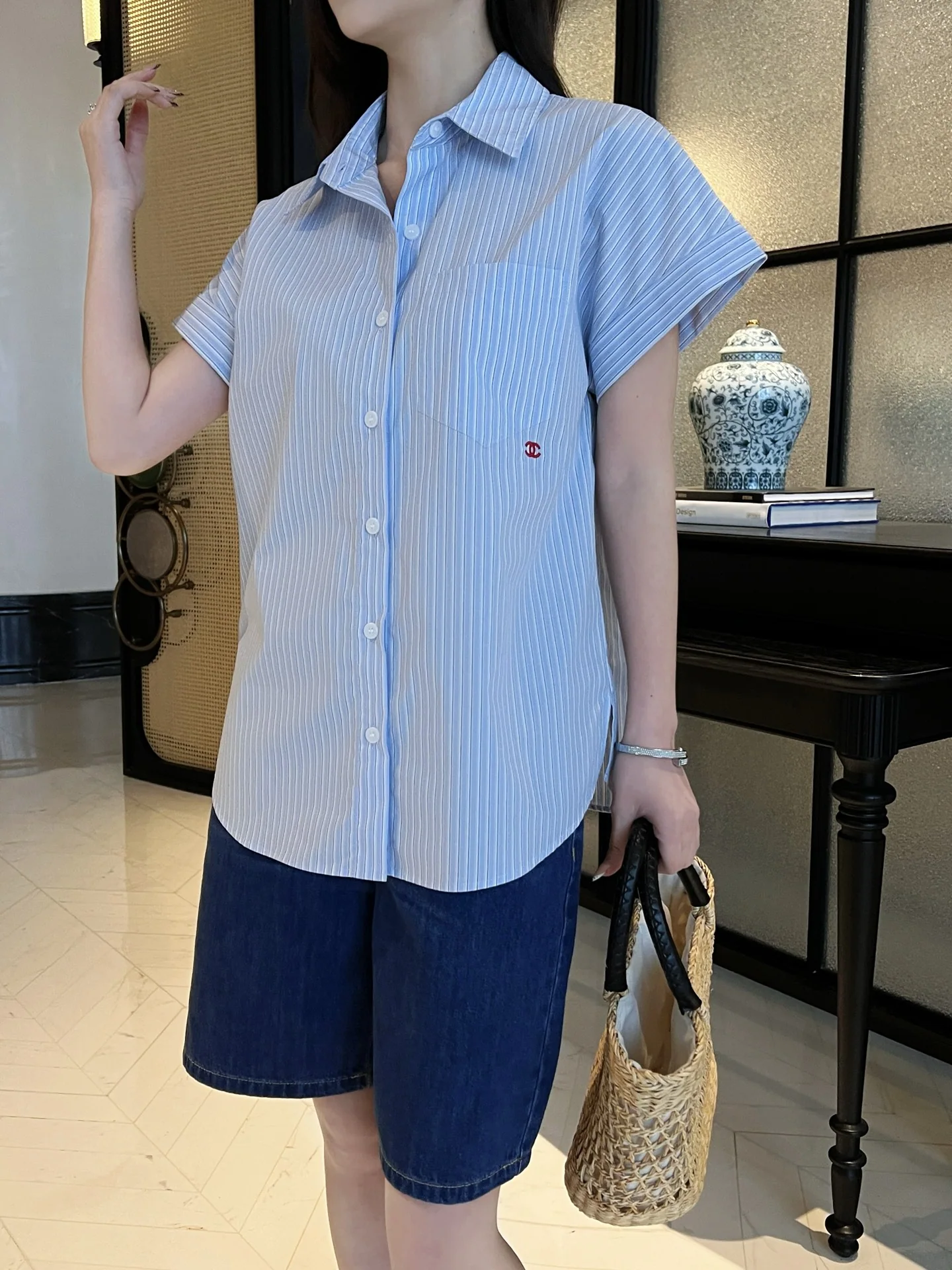 샤넬 더블 C 로고 자수 여성 반팔 티셔츠 상세 이미지 1
