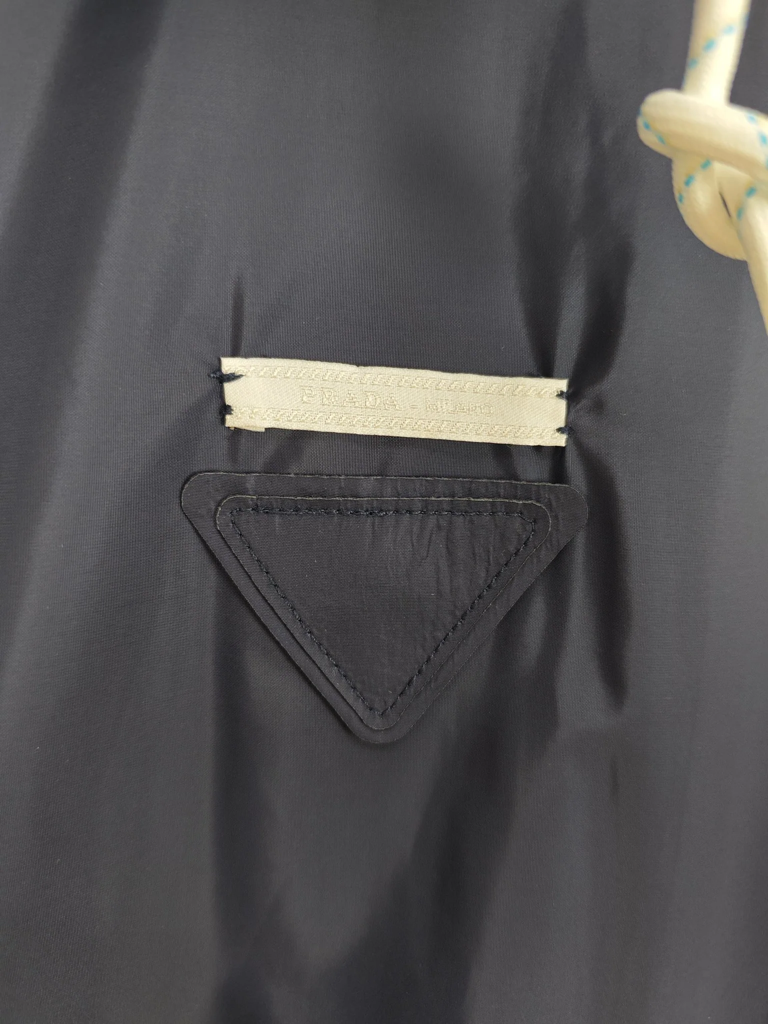 프라다 재생 나일론 후드 남성 자켓 상세 이미지 5