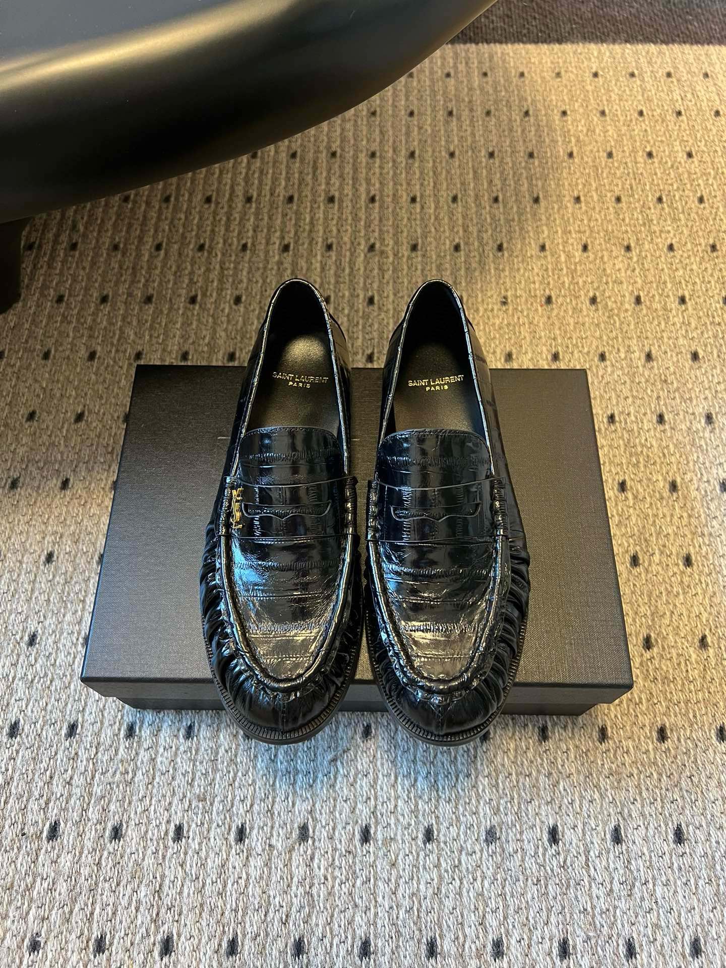 생로랑 메탈릭 YSL 로고 에나멜 로퍼 9380 상세 이미지 1