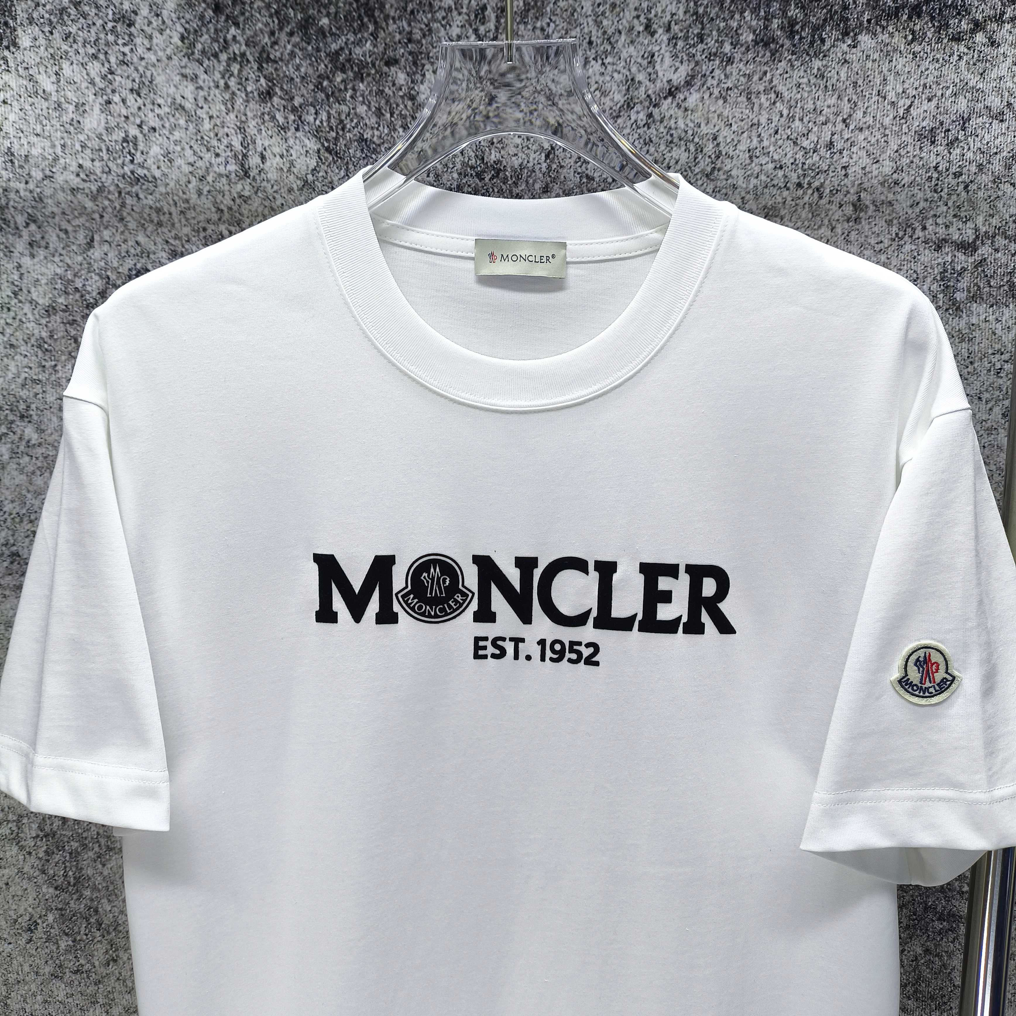 몽클레어 플로키 가공 레터 프린트 여성 반팔 티셔츠 상세 이미지 3