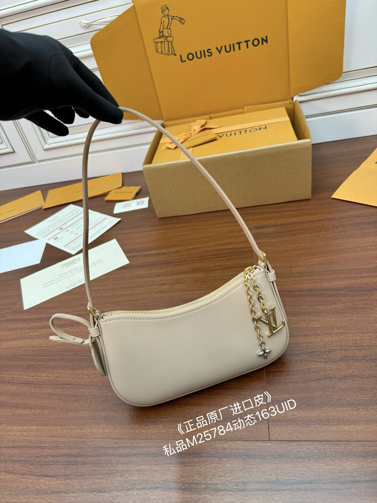 루이비통 다이아몬드 패턴 가죽 가방 M25784 상세 이미지 2