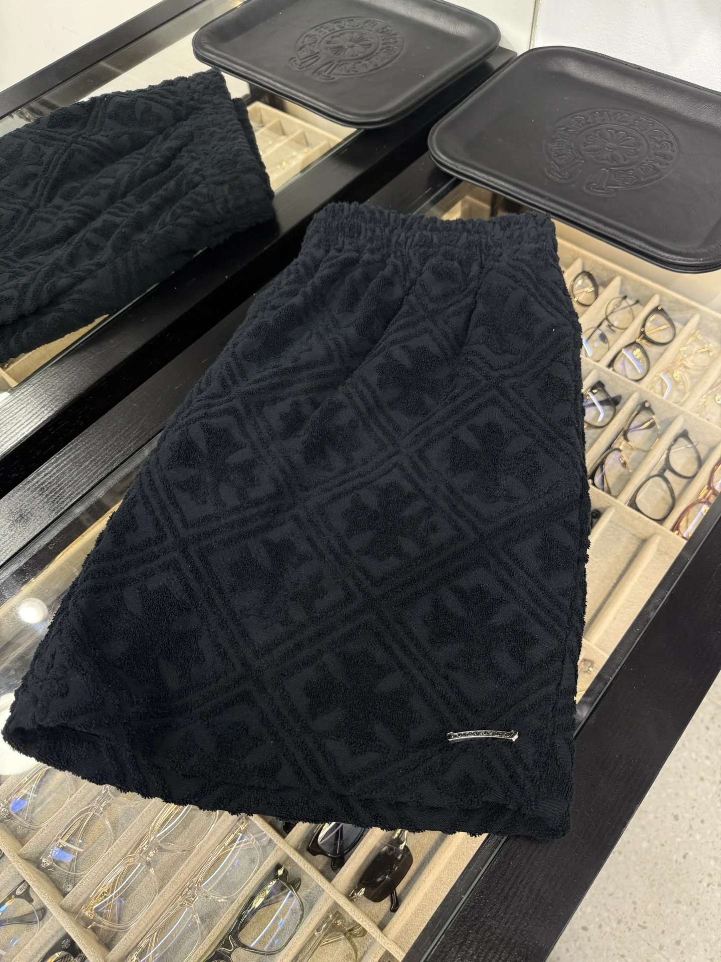 크롬하츠 모노그램 크로스 패치 블랙 테리클로스 반바지 상세 이미지 2