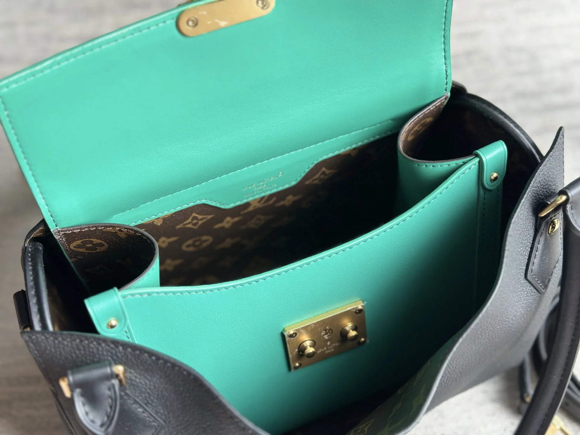 루이비통 FW 26 피카부 스피디 리버스 숄더백 M30327 상세 이미지 7