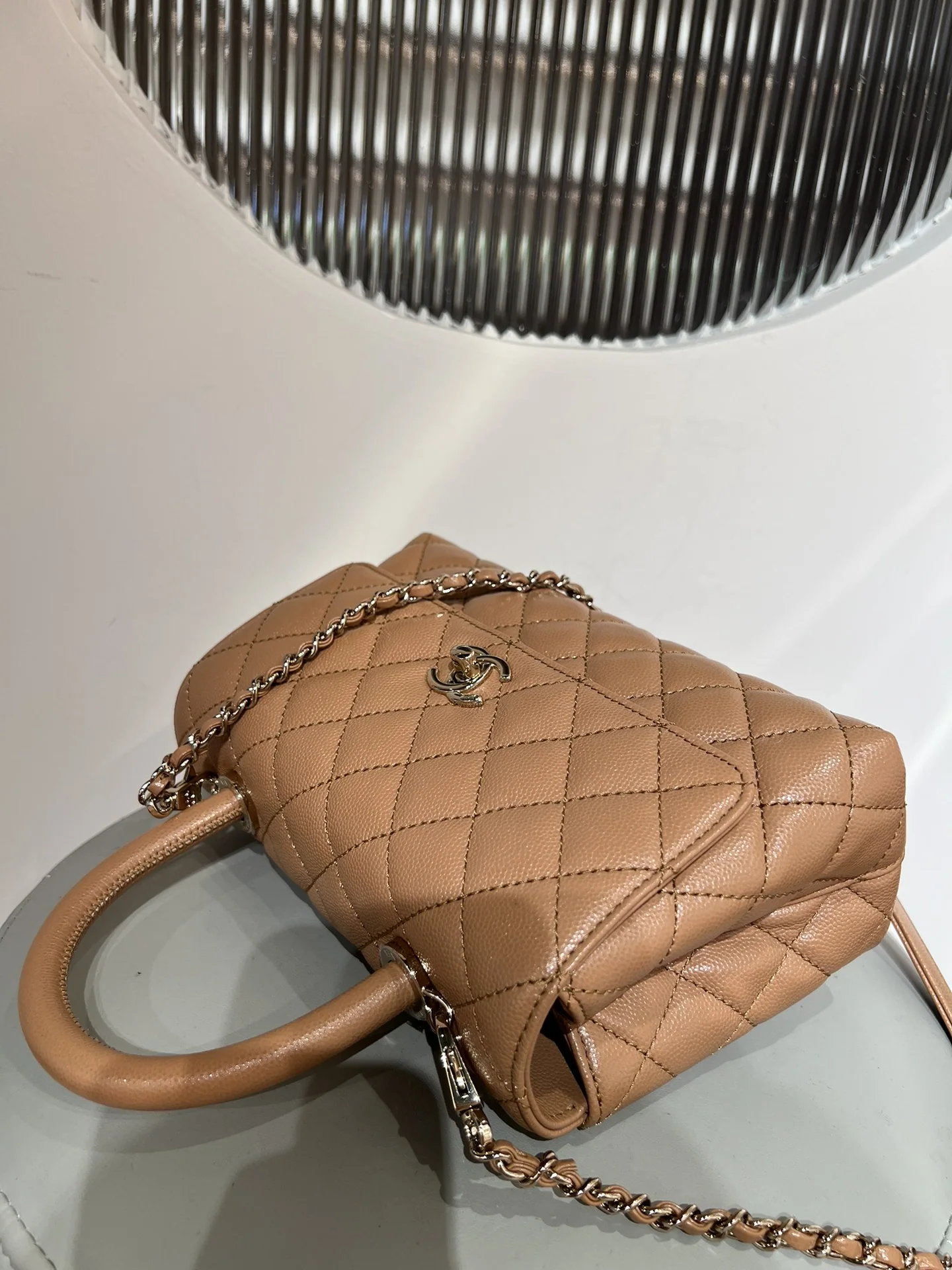 샤넬 지존 크림 밀크 티 소형 가방 상세 이미지 5