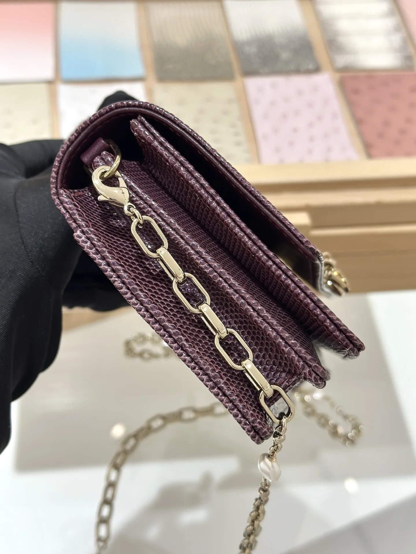 디올 진주 도마뱀 가죽 딥 플럼 가방 상세 이미지 9