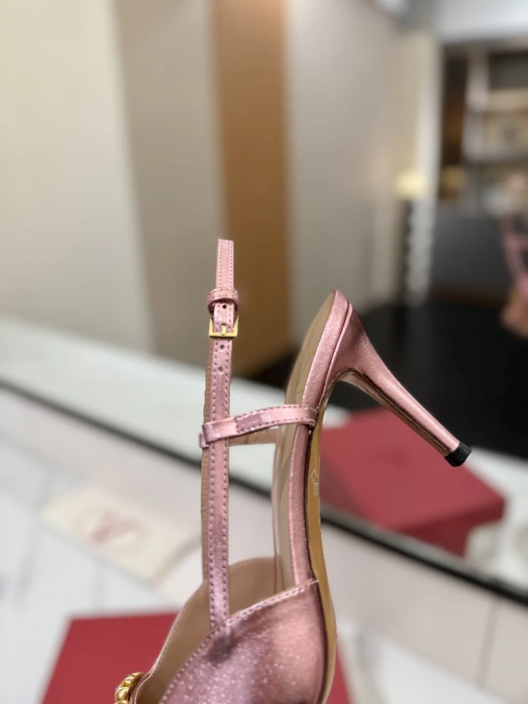 발렌티노 뾰족 앞코 V 버클 샌들 상세 이미지 7
