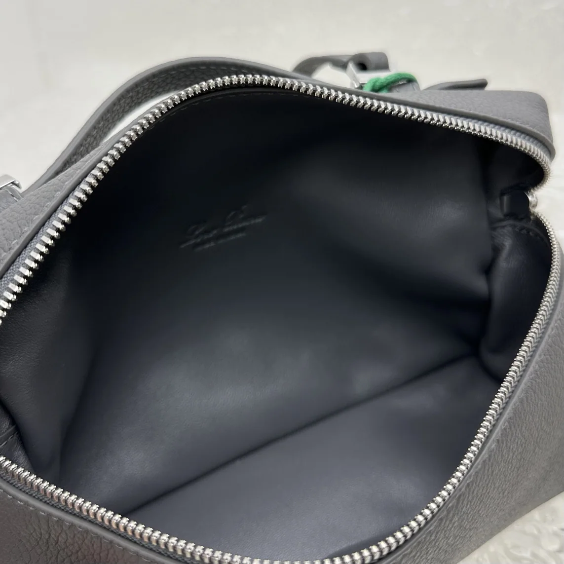 로로피아나 다크그레이 미니 크로스바디백 상세 이미지 8