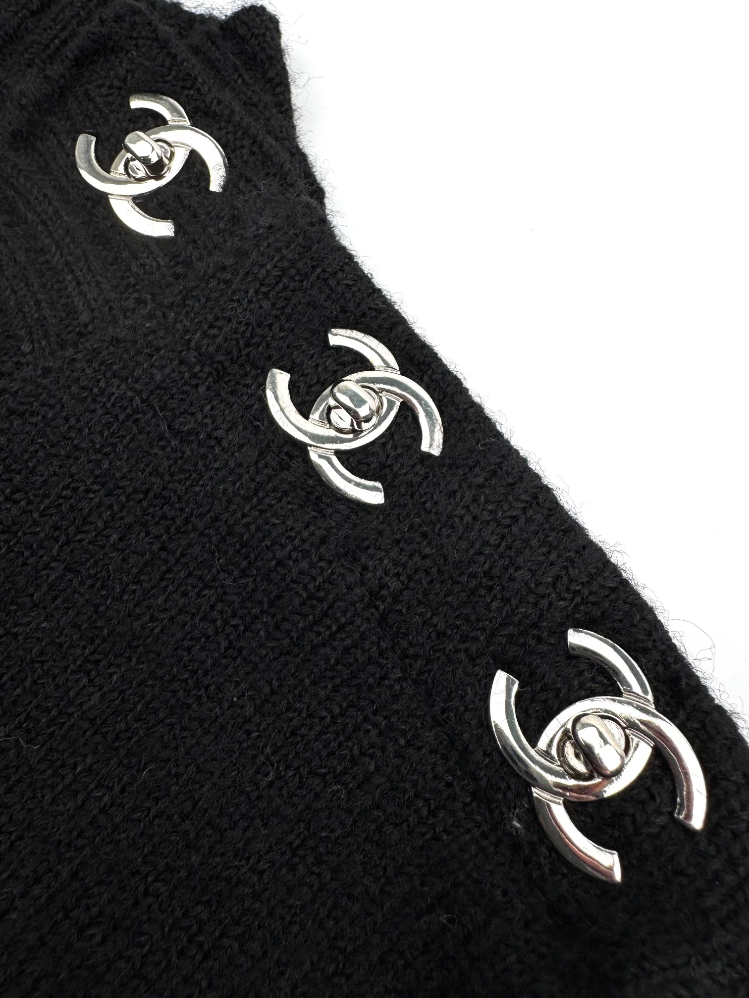 샤넬 백 버튼 롱슬리브 스웨터 상세 이미지 4