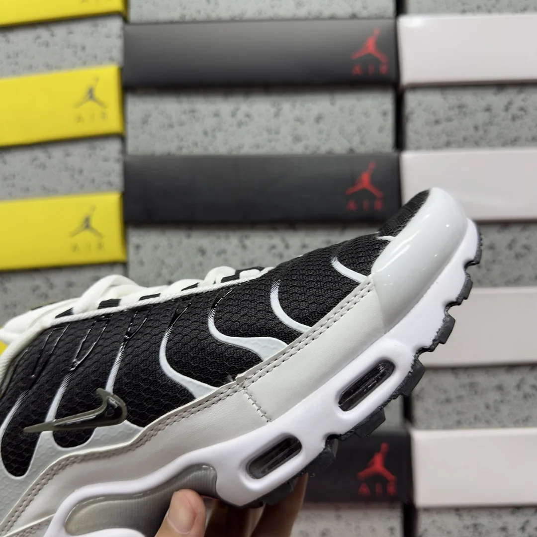 나이키 [BD] 에어 맥스 플러스 CT1094-102 201908 Nike Air Max Plus White Black Metallic 상세 이미지 4