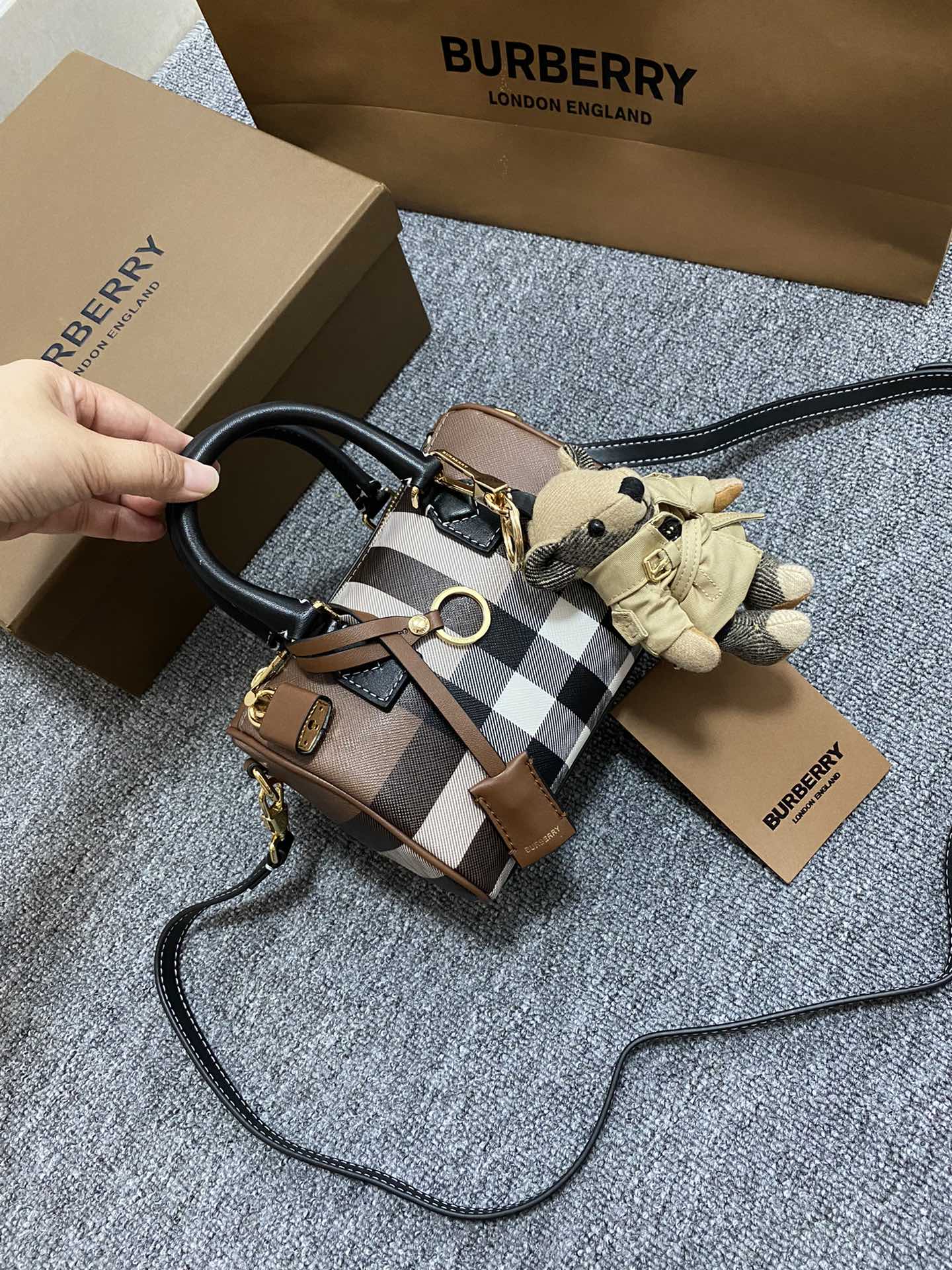 버버리 가방 상세 이미지 1