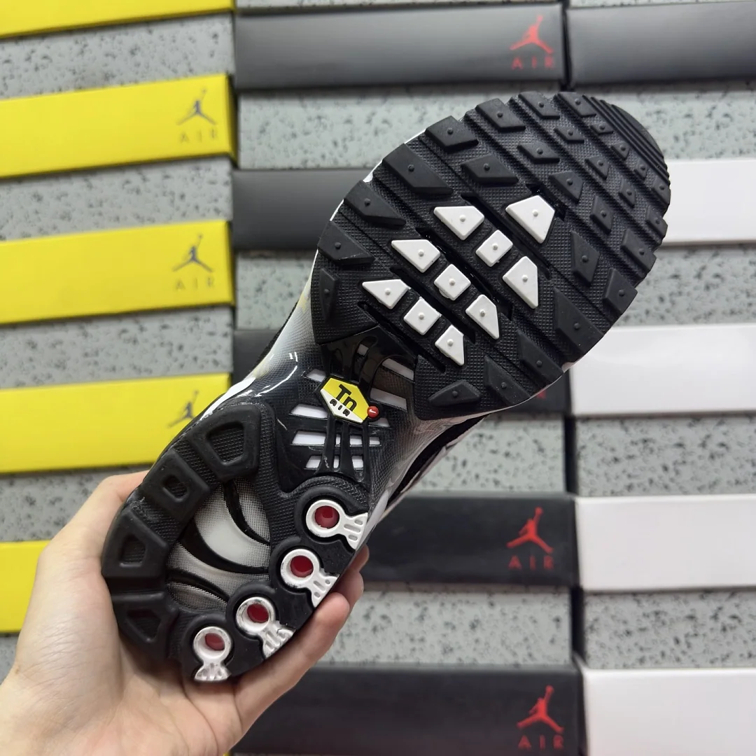 나이키 [BD] 에어 맥스 플러스 DM0032-003 201920 Nike Air Max Plus Black Silver White 상세 이미지 4