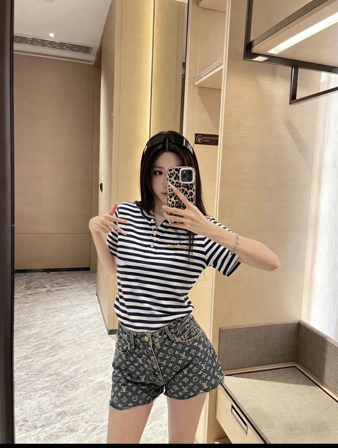 루이비통 블루 화이트 스트라이프 헨리카라 반팔 티셔츠 상세 이미지 1