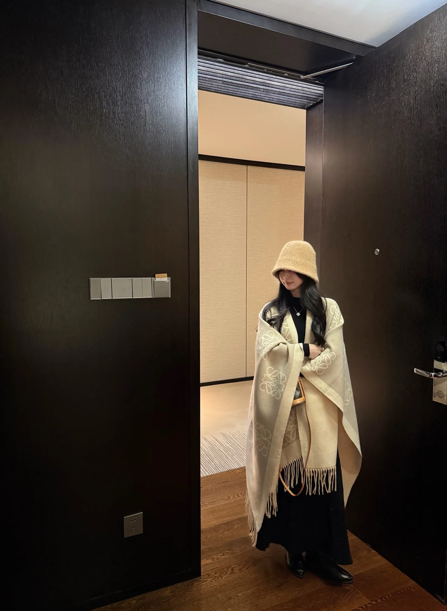 로에베 울 캐시미어 여성 케이프 숄 154699