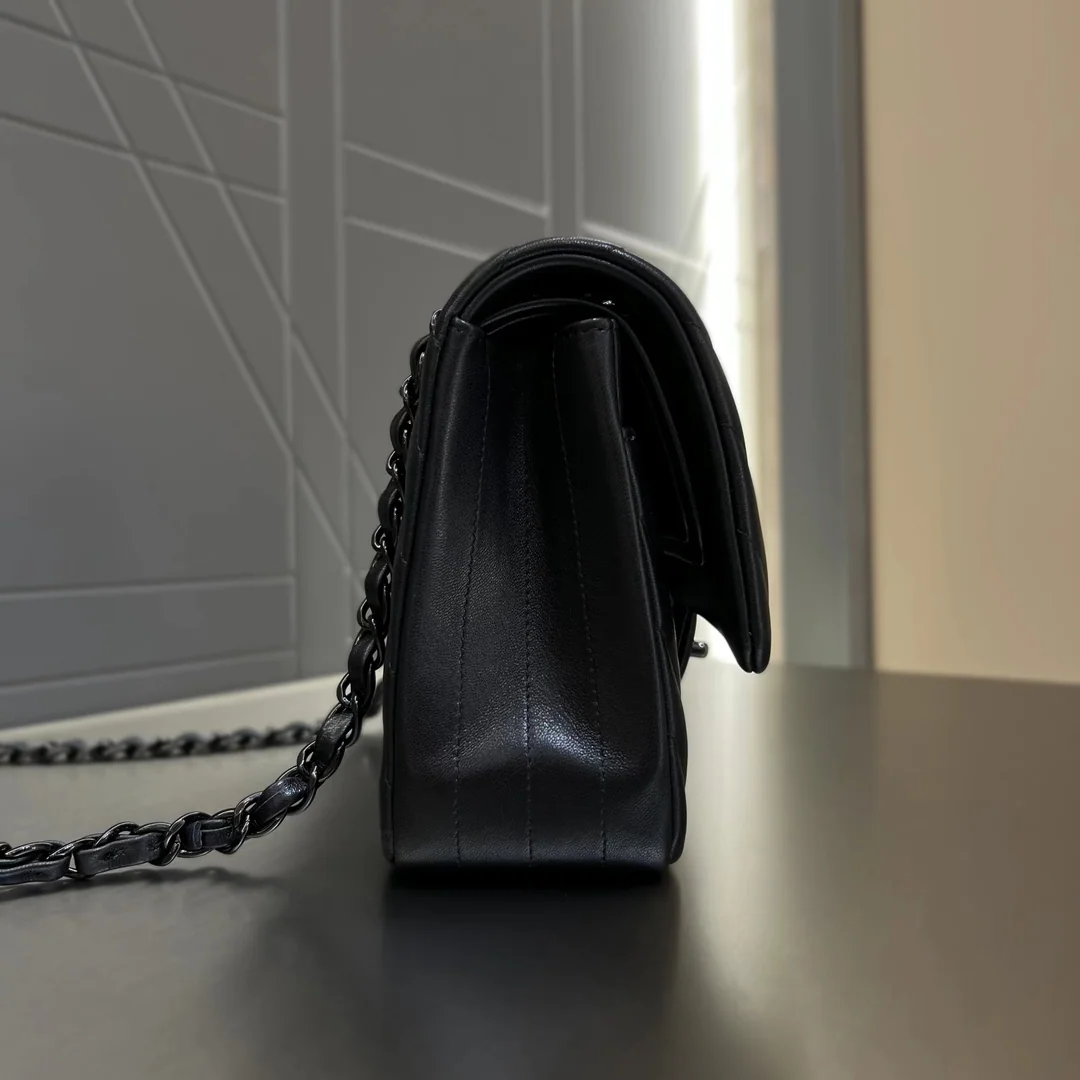 샤넬 클래식 플랩백 블랙 램스킨 V퀼팅 가방 상세 이미지 3