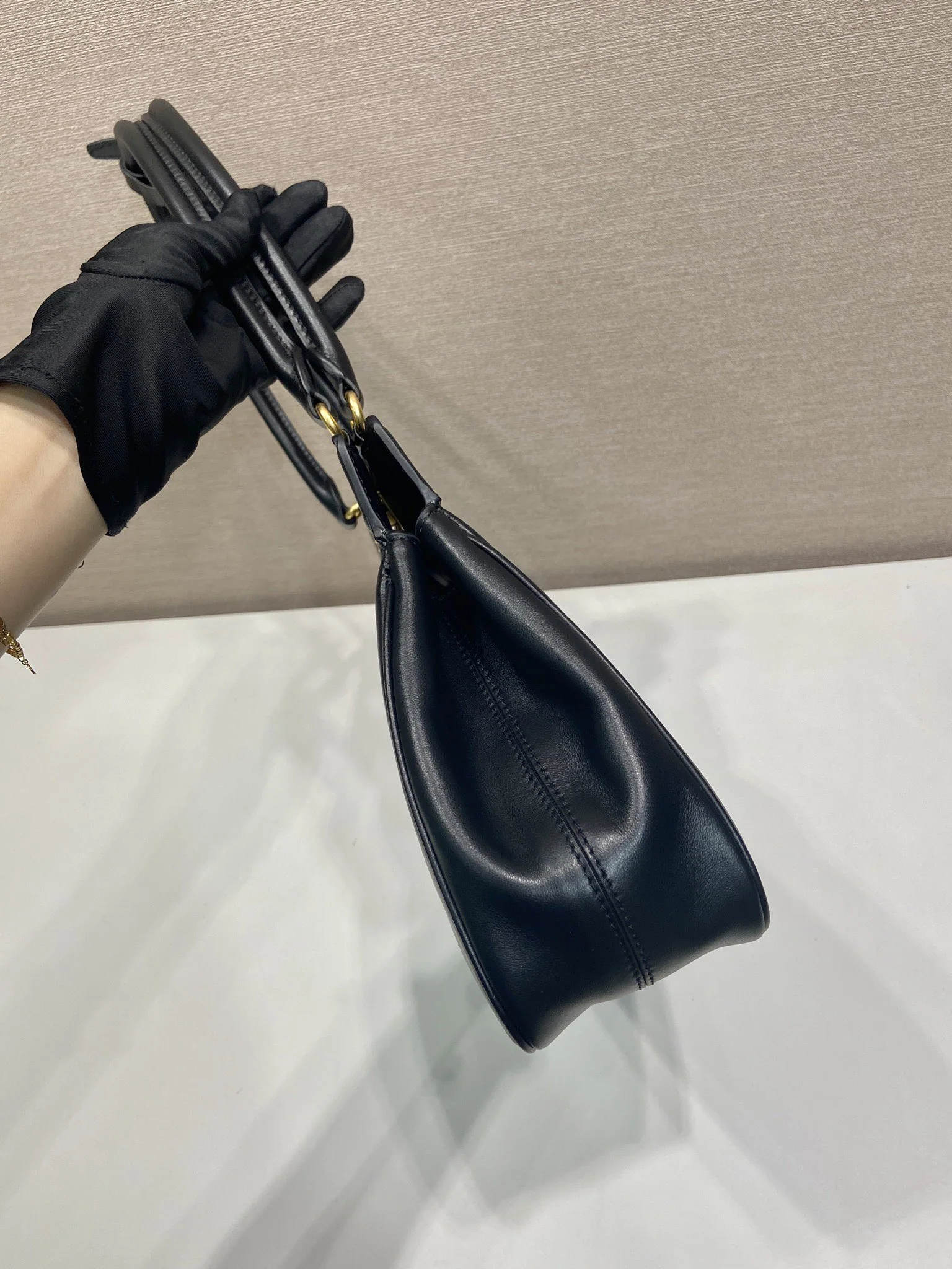 프라다 카프스킨 오버사이즈 핸드백 1BG569 상세 이미지 5